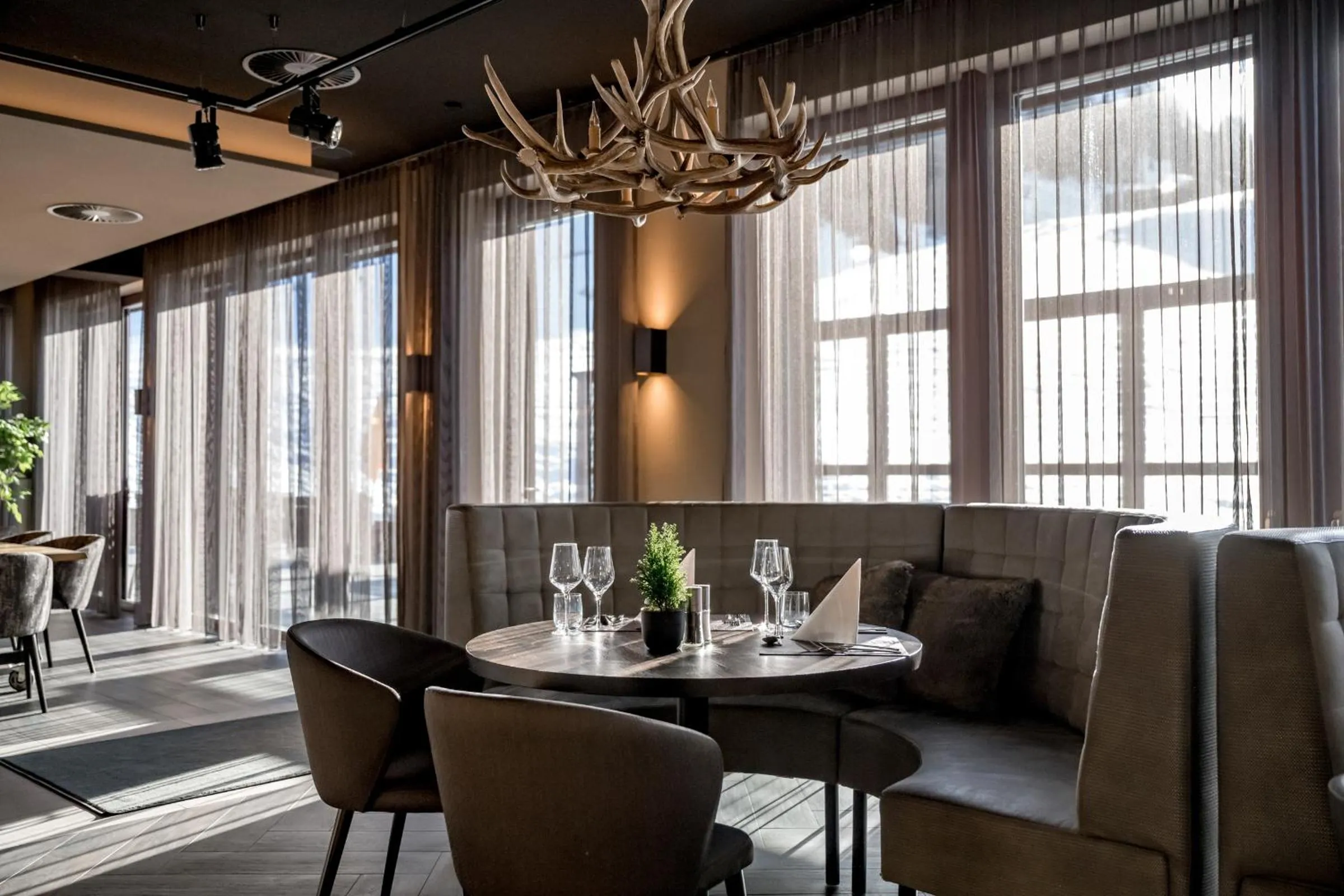 Restaurant/places to eat in AlpenParks Hotel & Apartment Arlberg Warth mit Pool