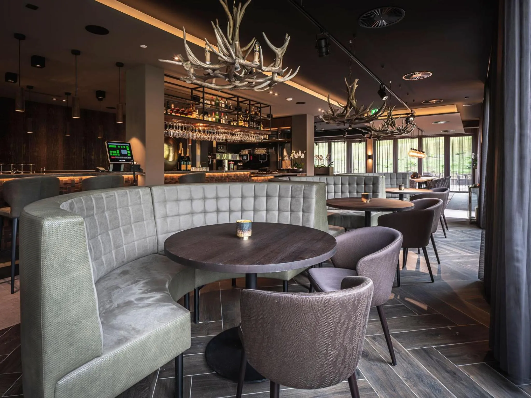 Restaurant/places to eat in AlpenParks Hotel & Apartment Arlberg Warth mit Pool