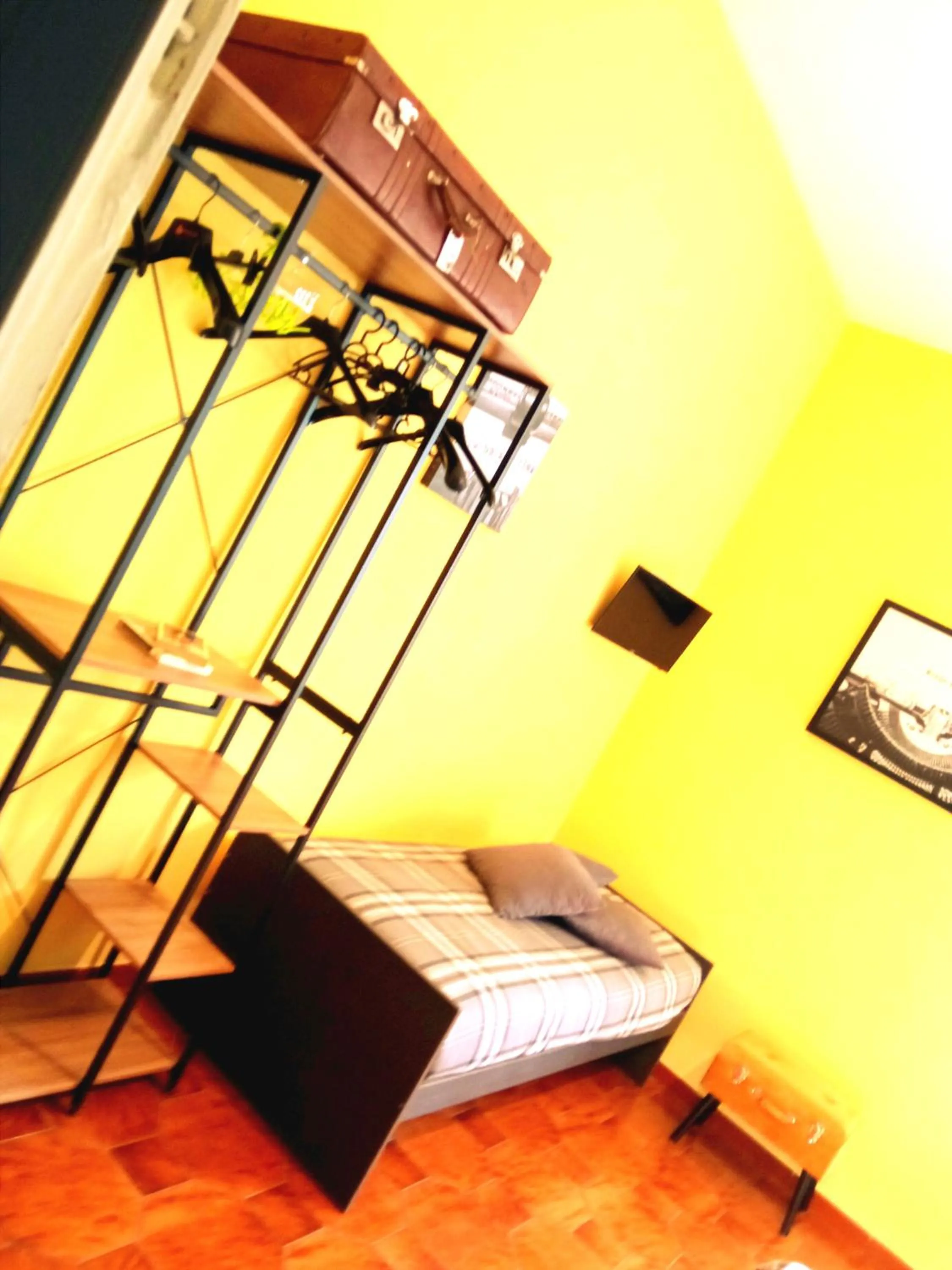 Photo of the whole room, Bed in Non ci resta che Napoli