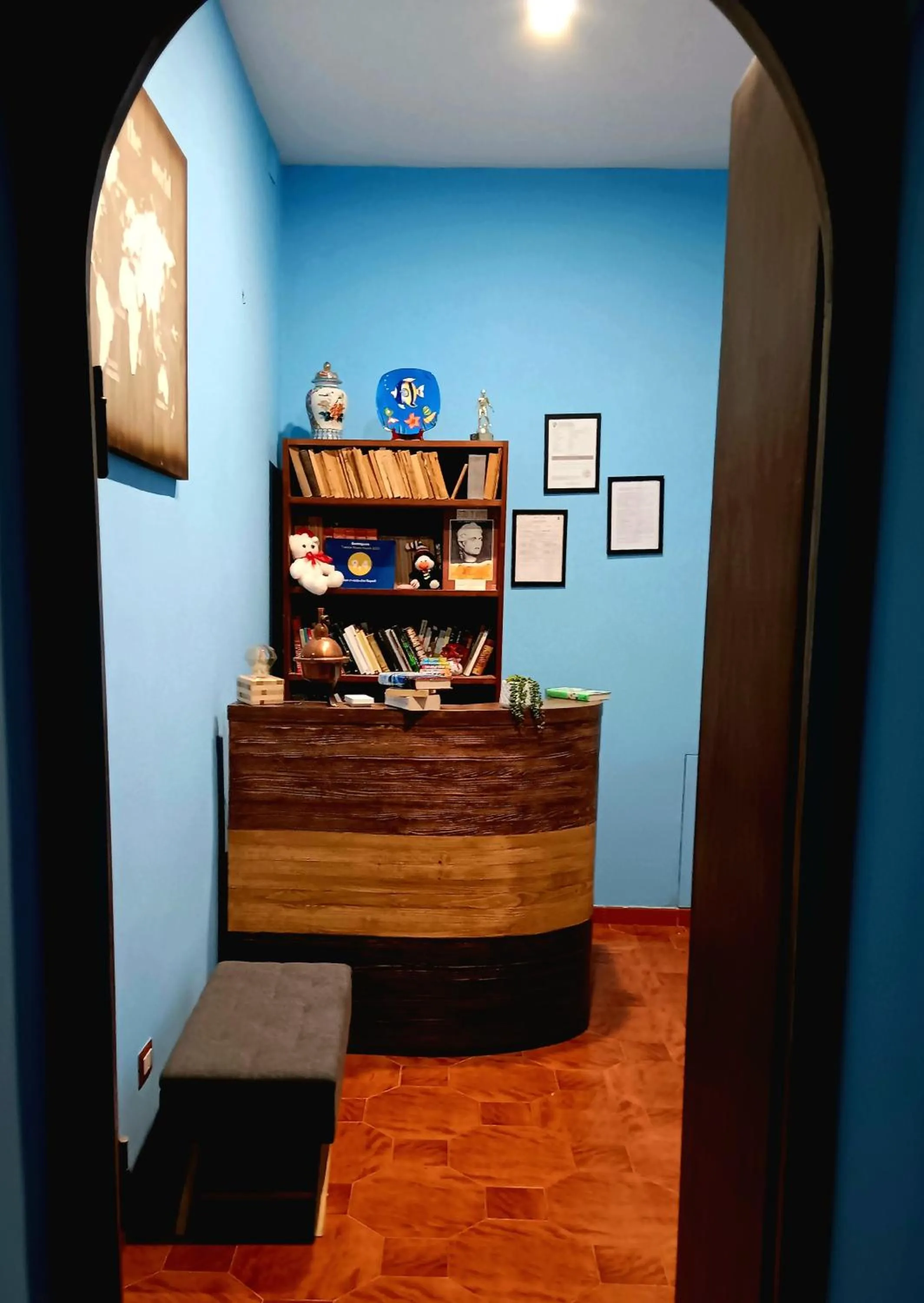 Lobby or reception in Non ci resta che Napoli