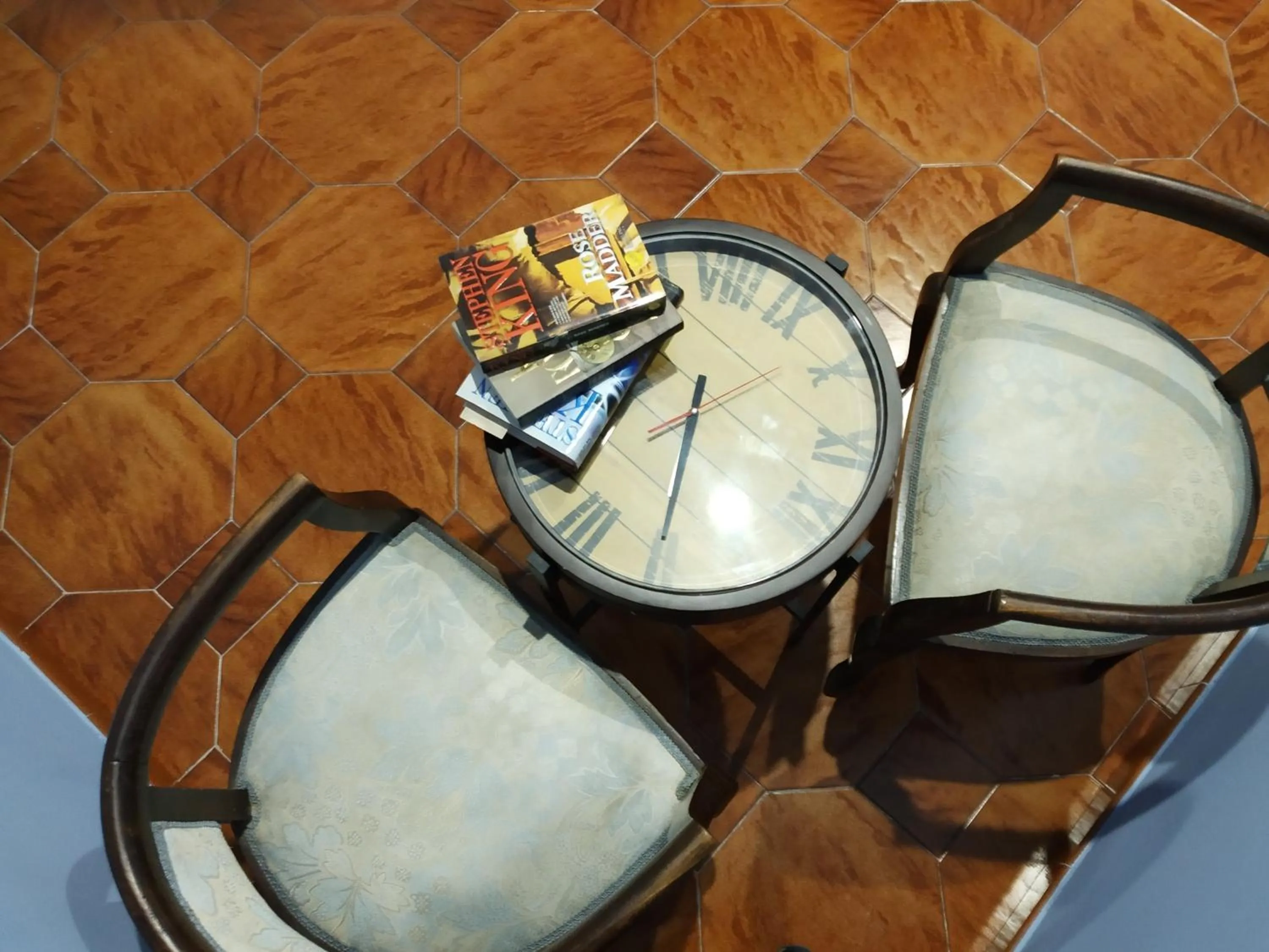 Seating area in Non ci resta che Napoli