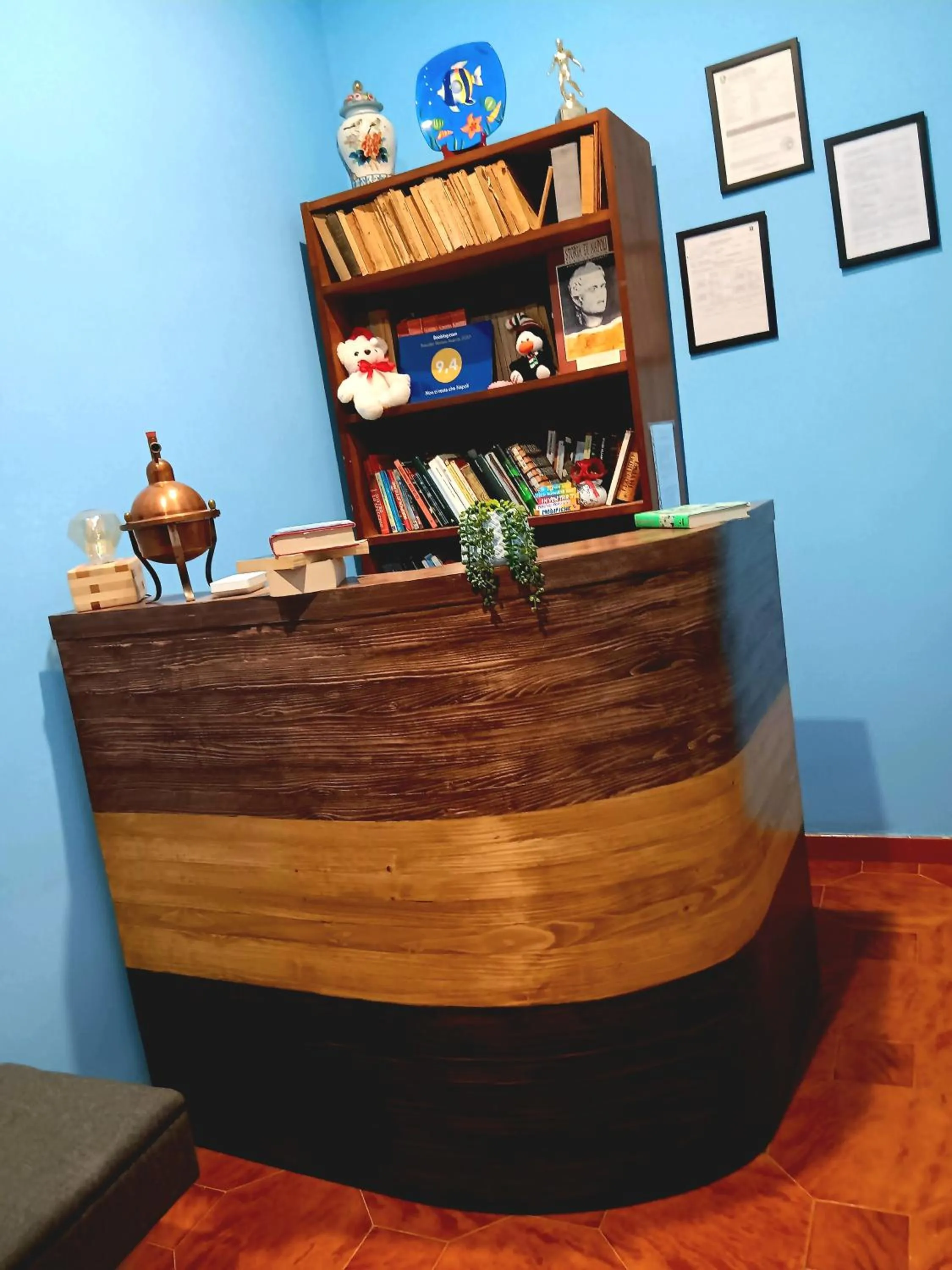 Lobby or reception in Non ci resta che Napoli