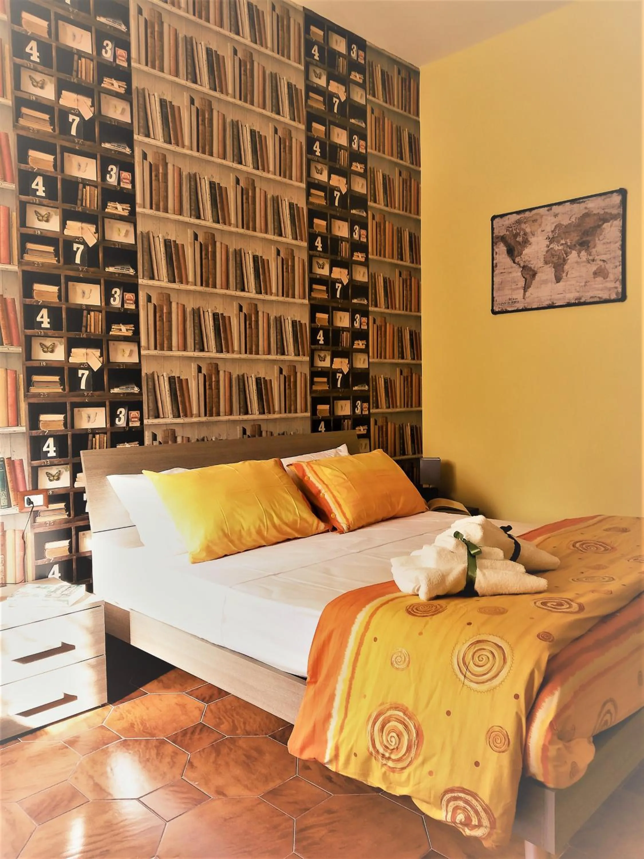 Photo of the whole room, Bed in Non ci resta che Napoli