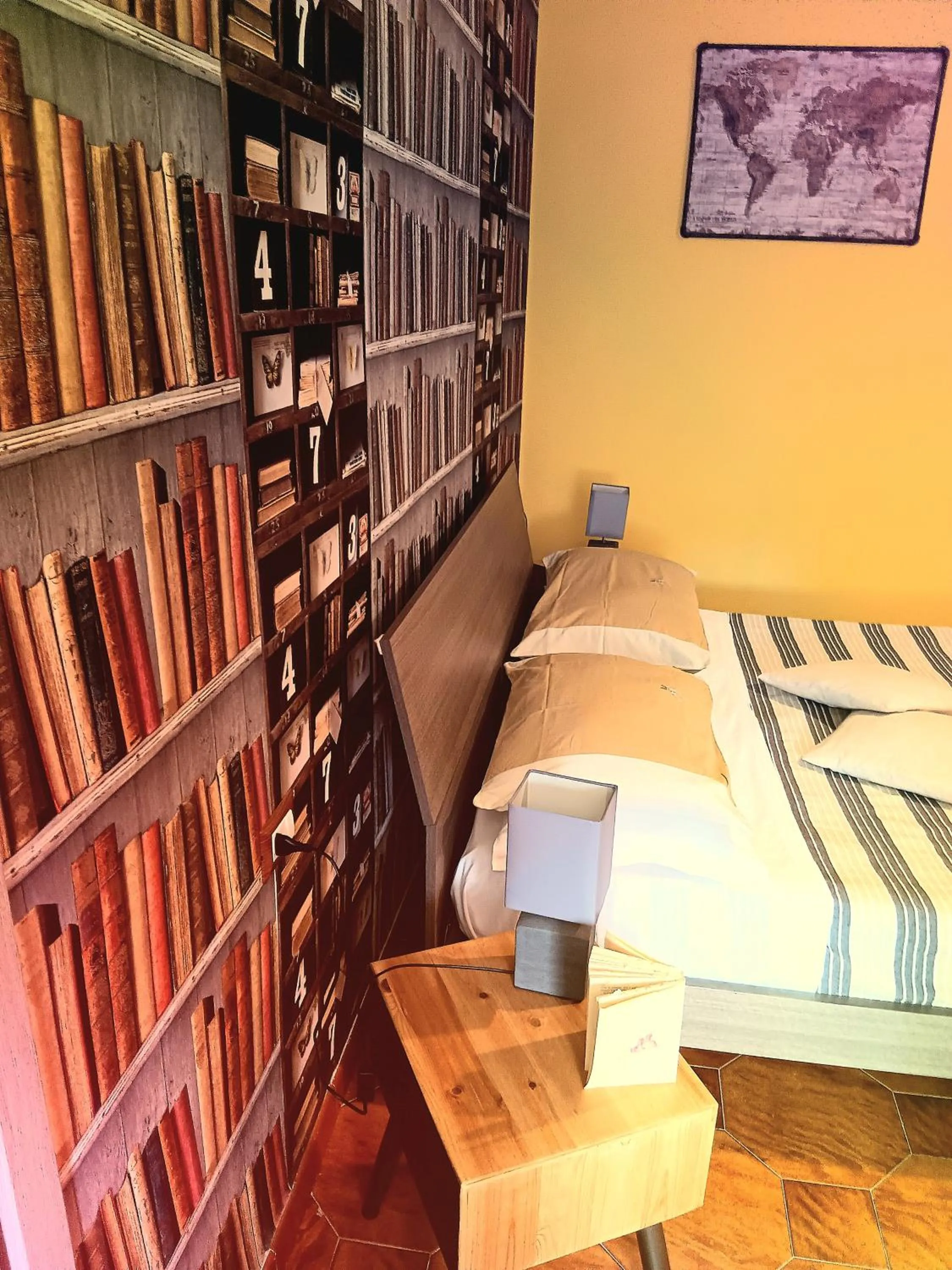 Bedroom, Bed in Non ci resta che Napoli