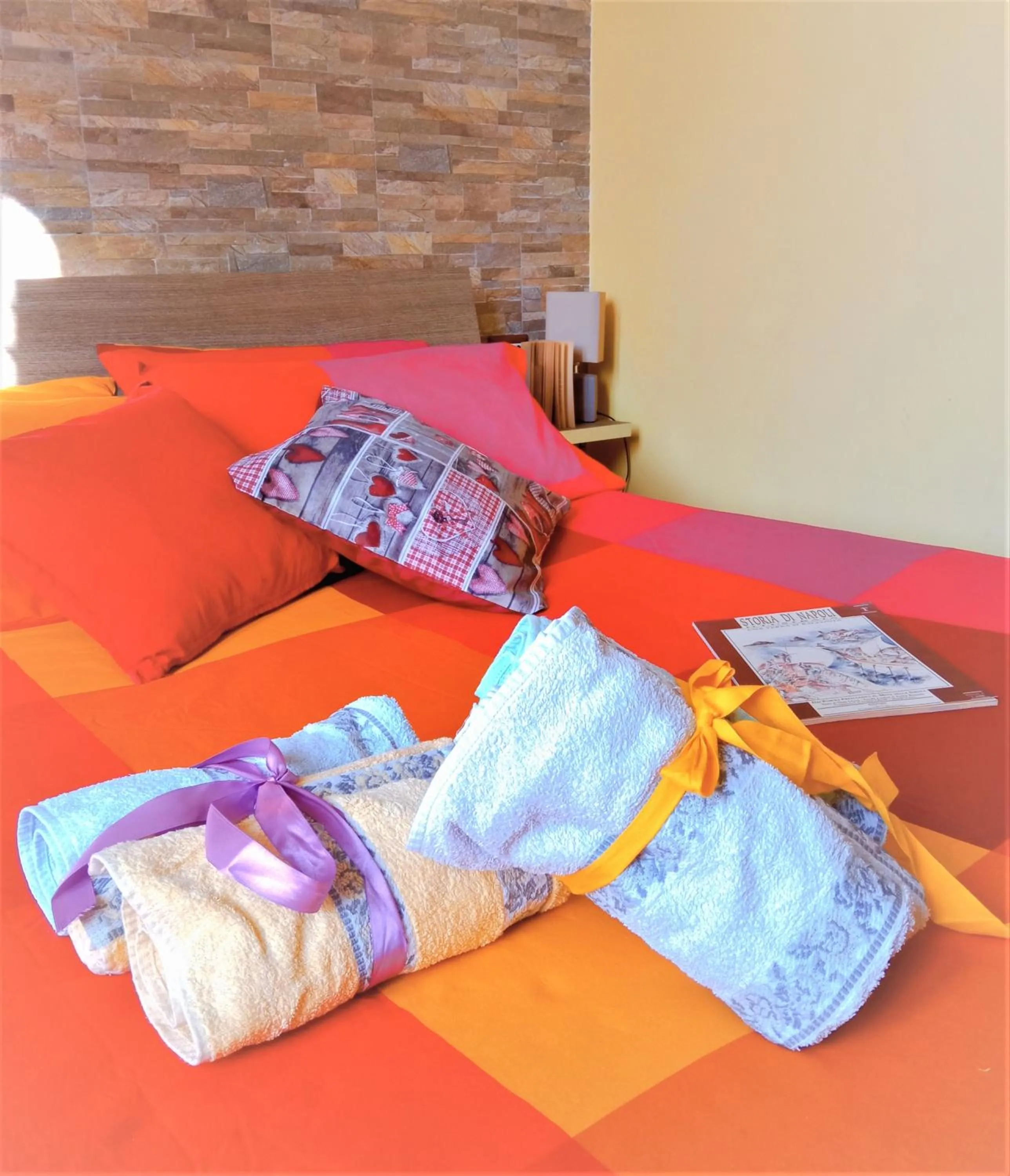 Bedroom, Bed in Non ci resta che Napoli