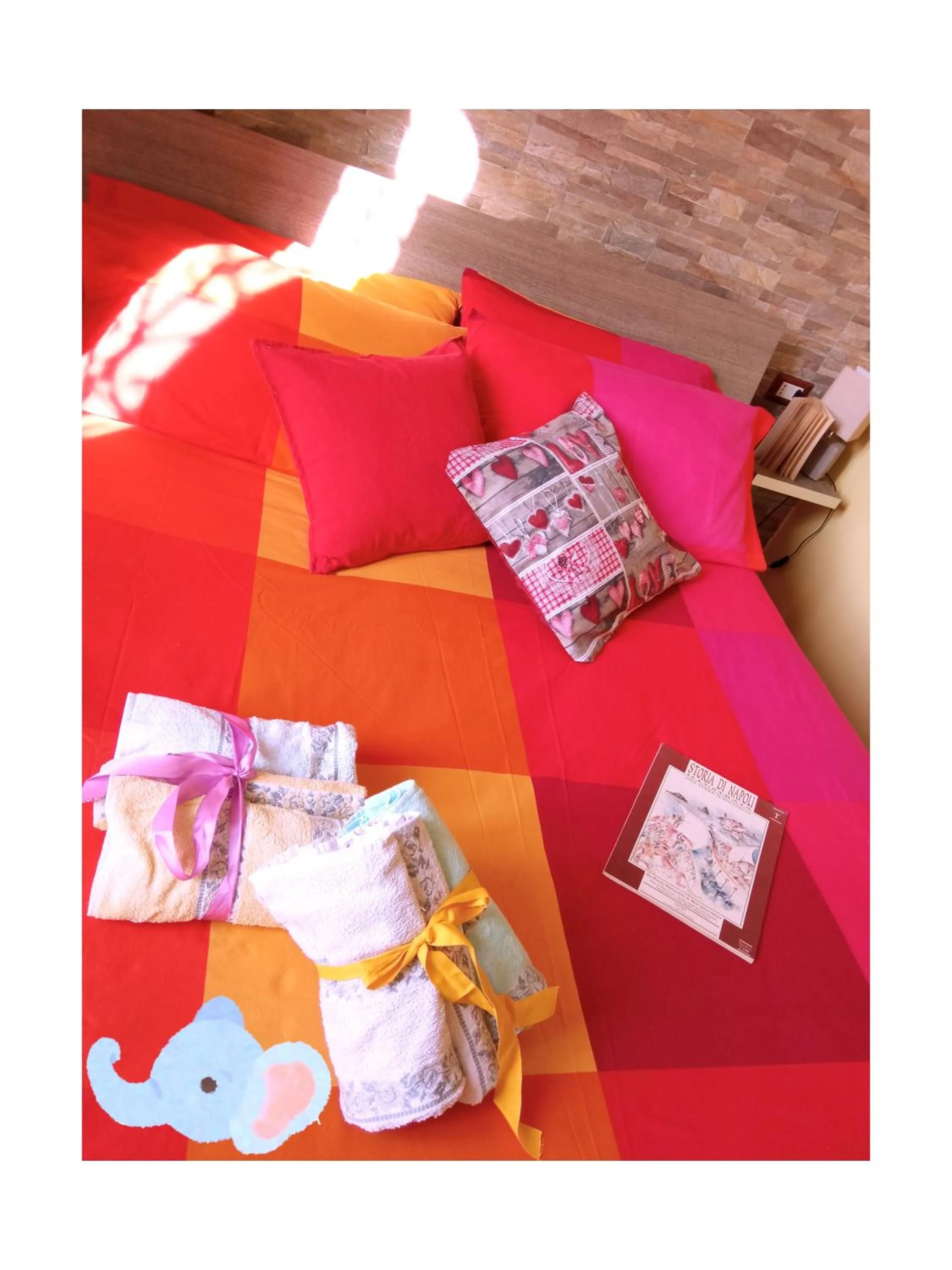 Bedroom, Bed in Non ci resta che Napoli