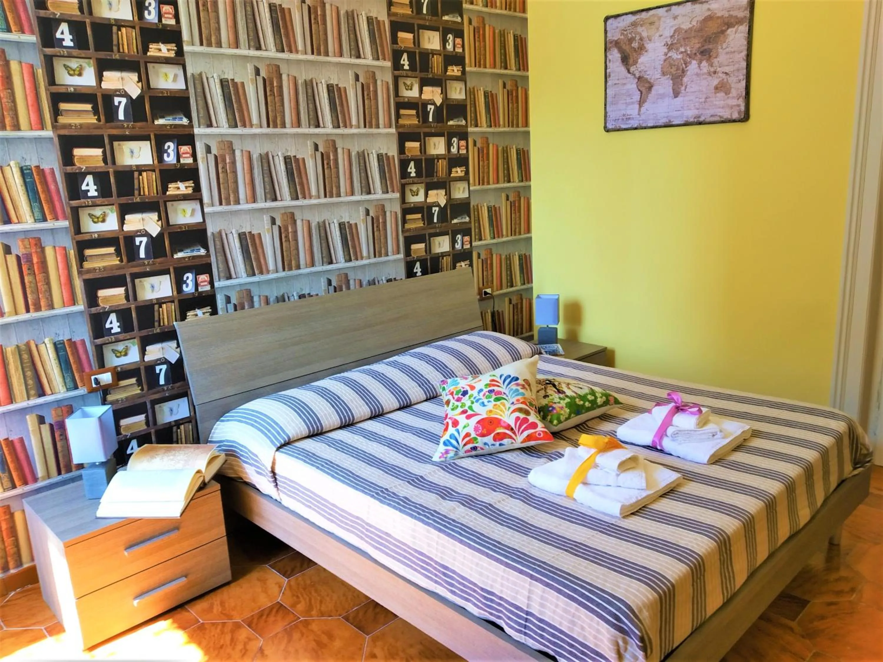 Photo of the whole room, Bed in Non ci resta che Napoli