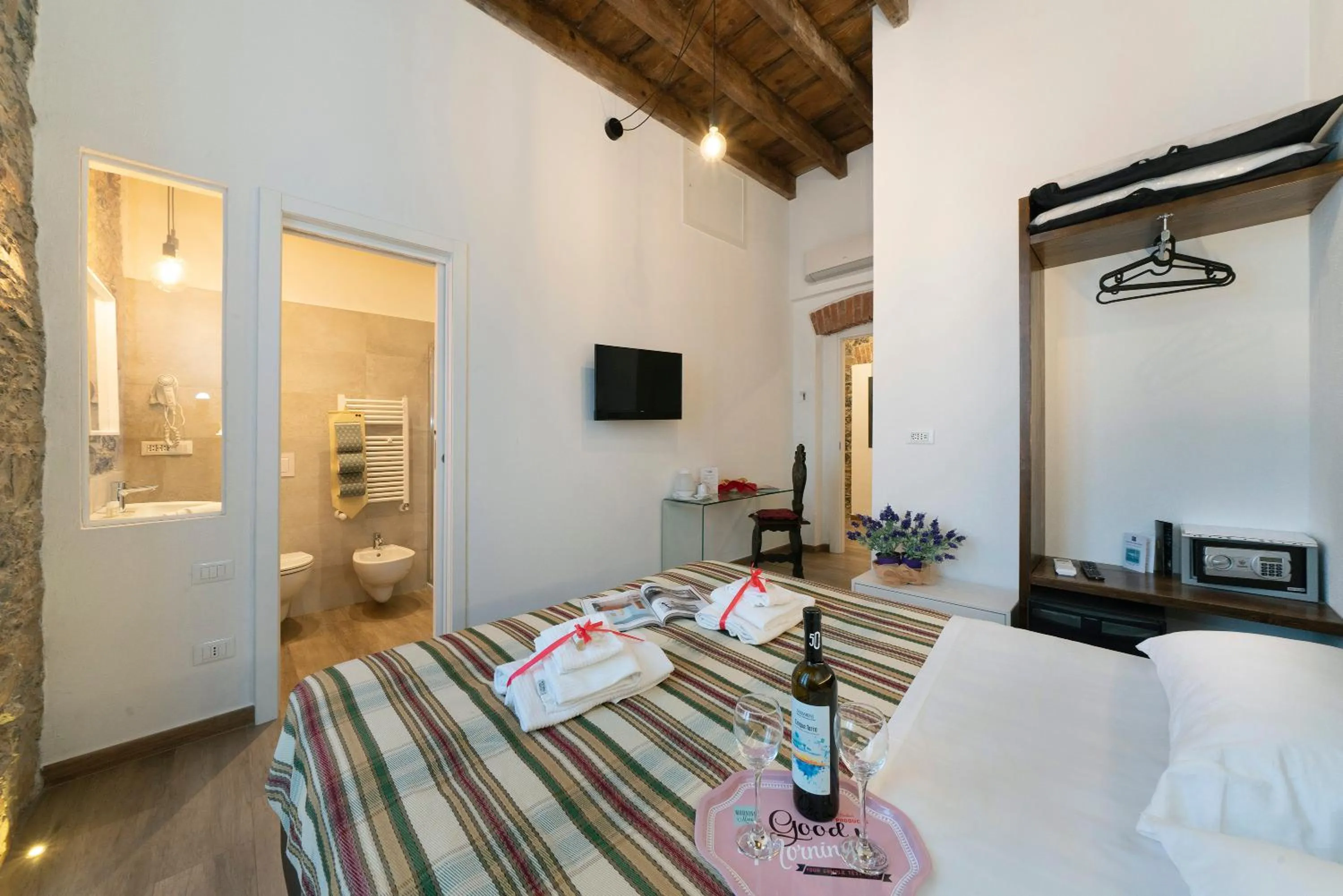 Bathroom, Bed in Affittacamere Superior del Golfo e delle 5 Terre