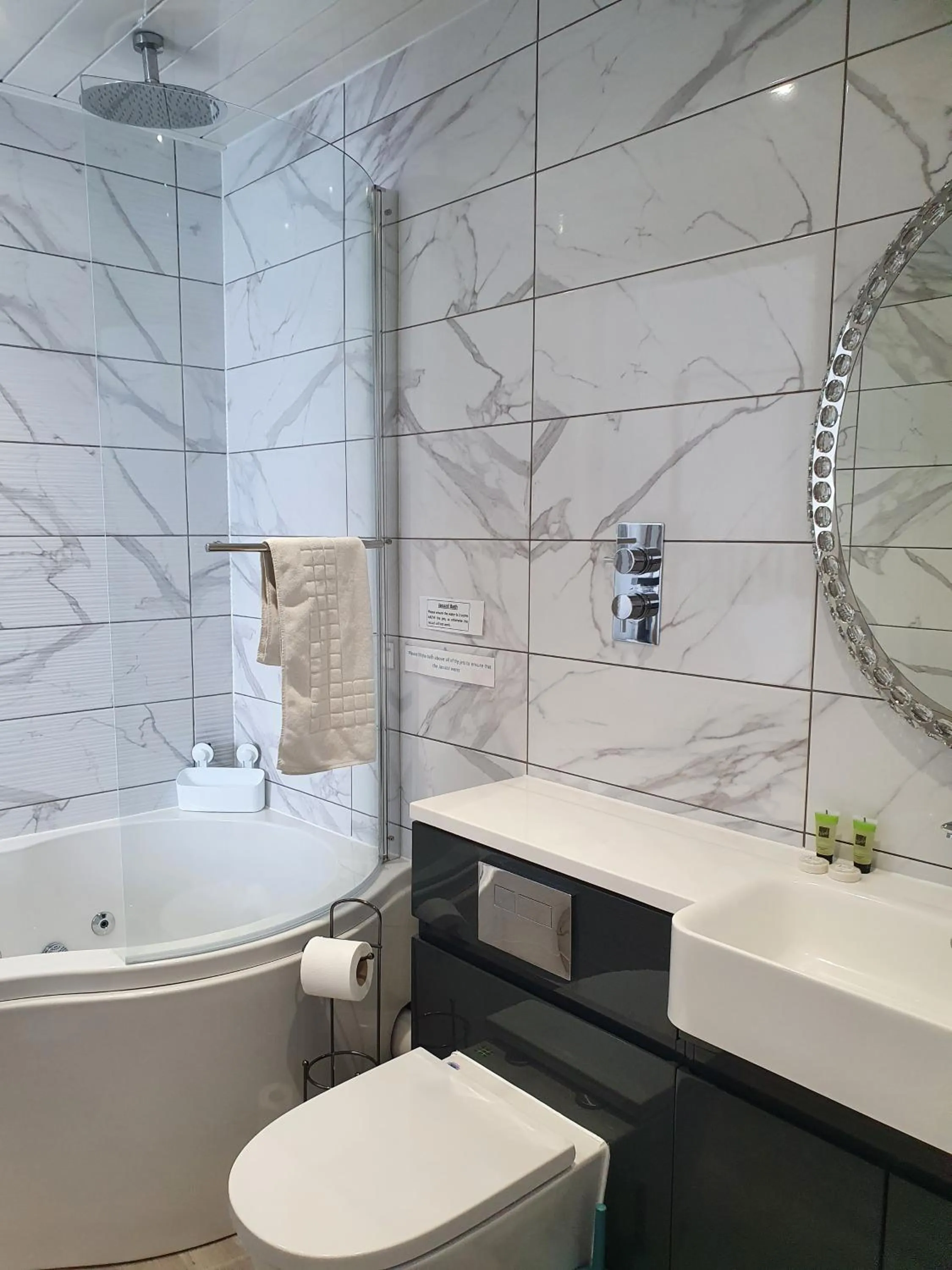 Bathroom in Gwesty'r Marine Hotel & Spa