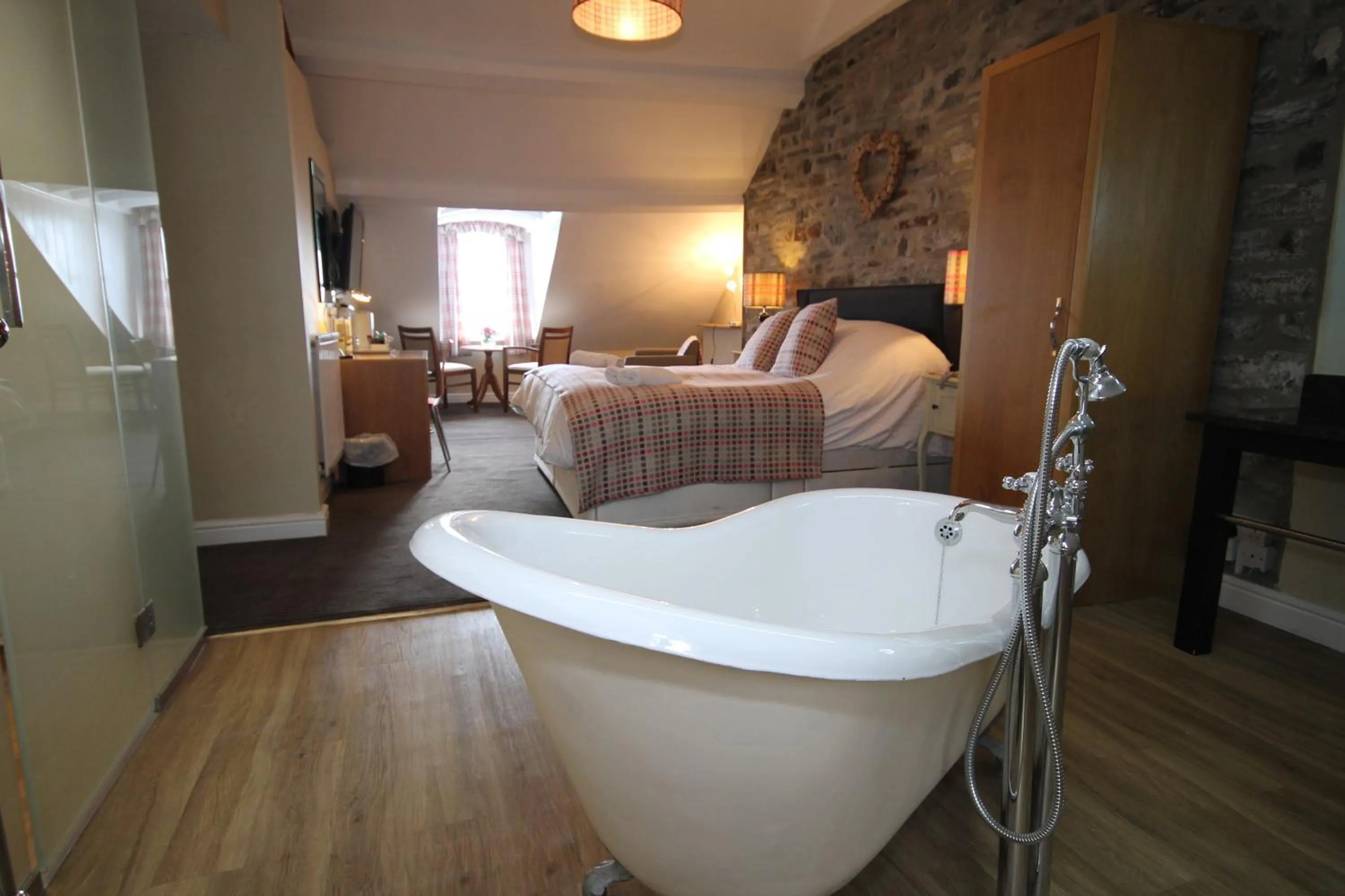 Bathroom, Bed in Gwesty'r Marine Hotel & Spa