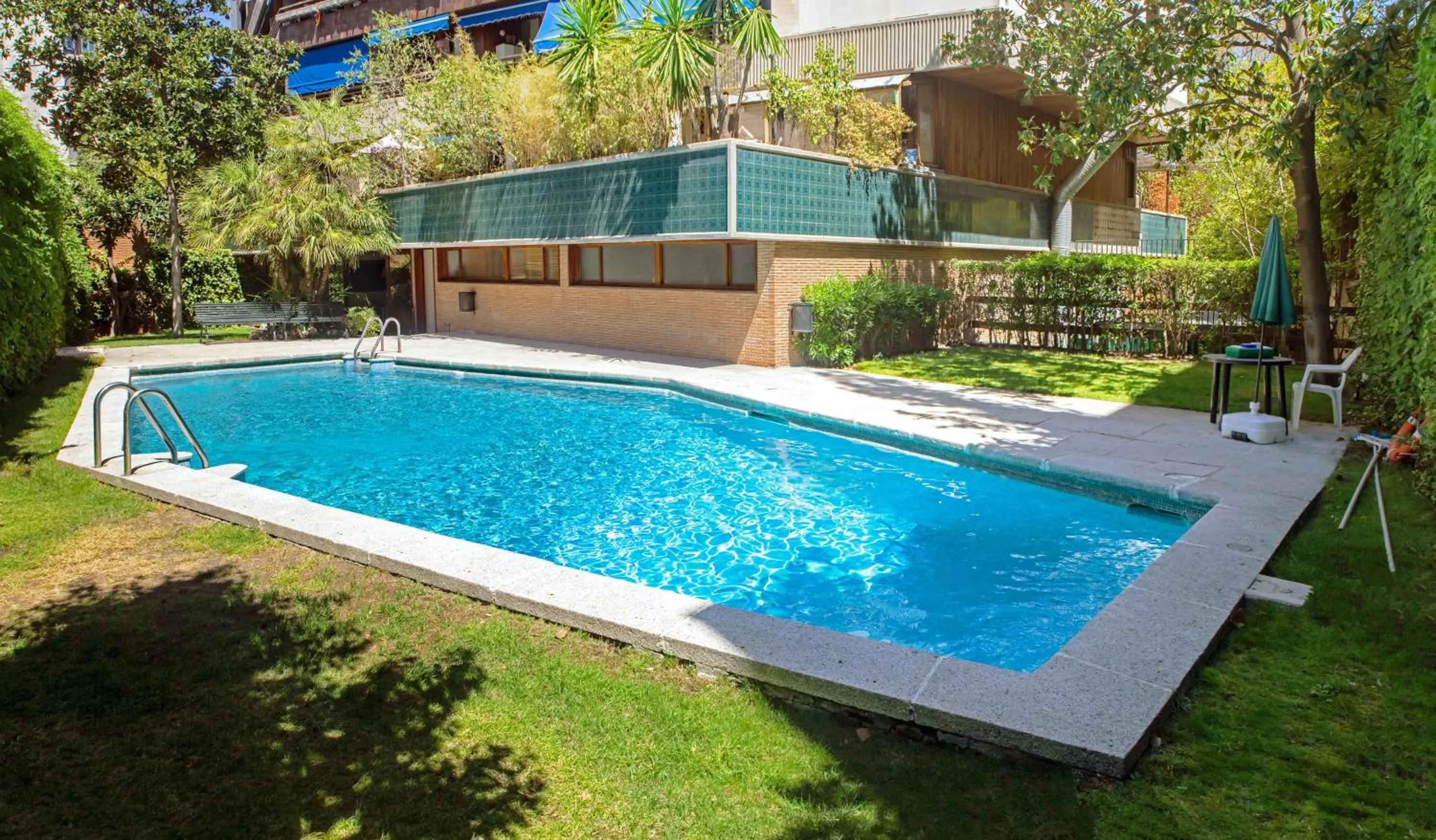 Pool view in Quiet Studio in Madrid - 35 m² with Shared Pool
