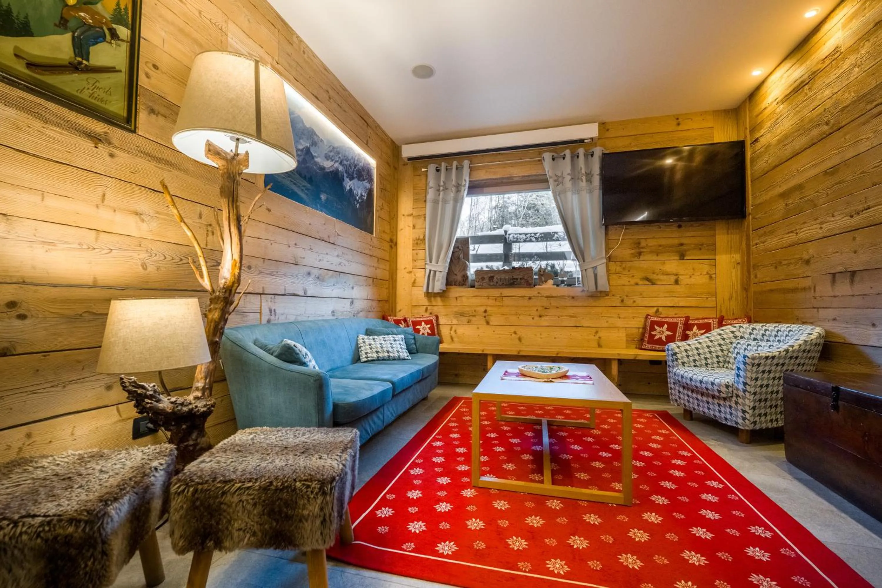 Communal lounge/ TV room in Alpen Chalet - Charme Mountain Hotel -