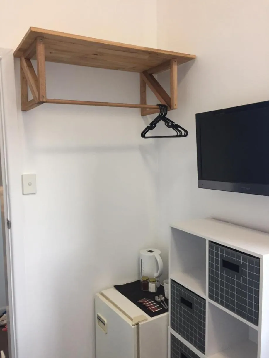 TV and multimedia in Manly Beach Guesthouse