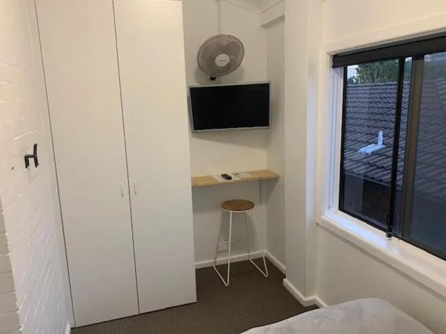 TV and multimedia in Manly Beach Guesthouse