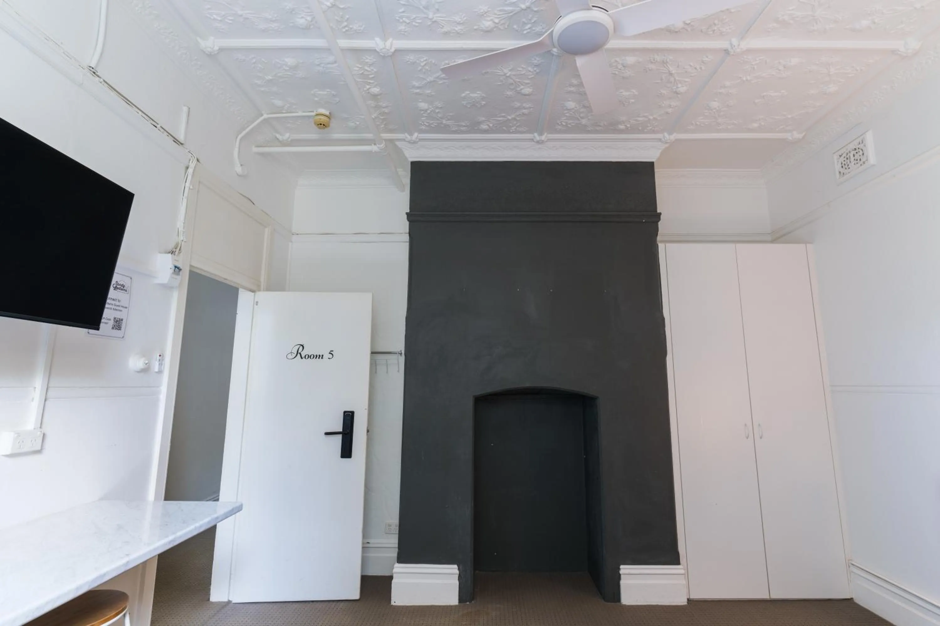 wardrobe in Manly Beach Guesthouse