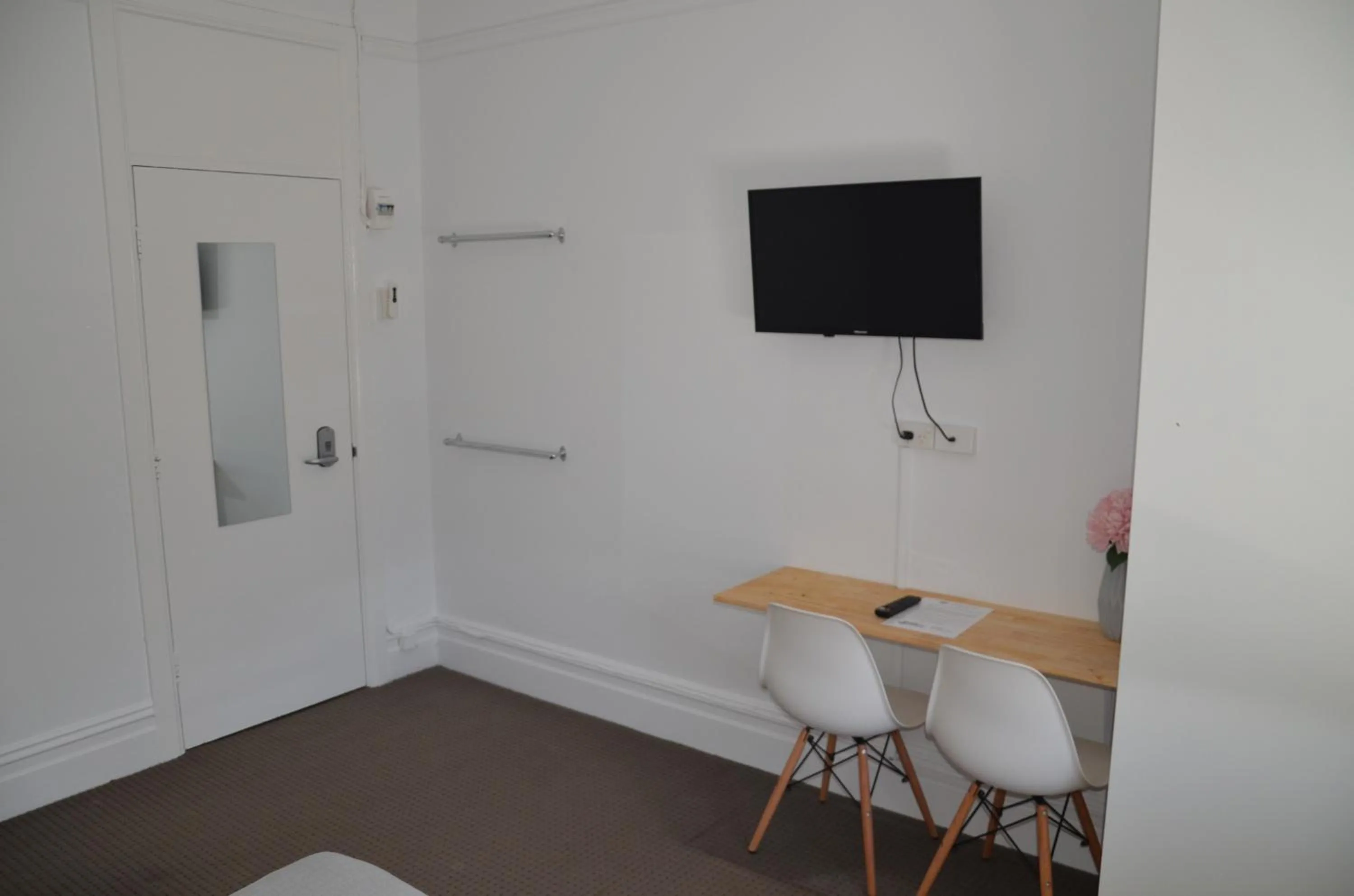 TV and multimedia in Manly Beach Guesthouse