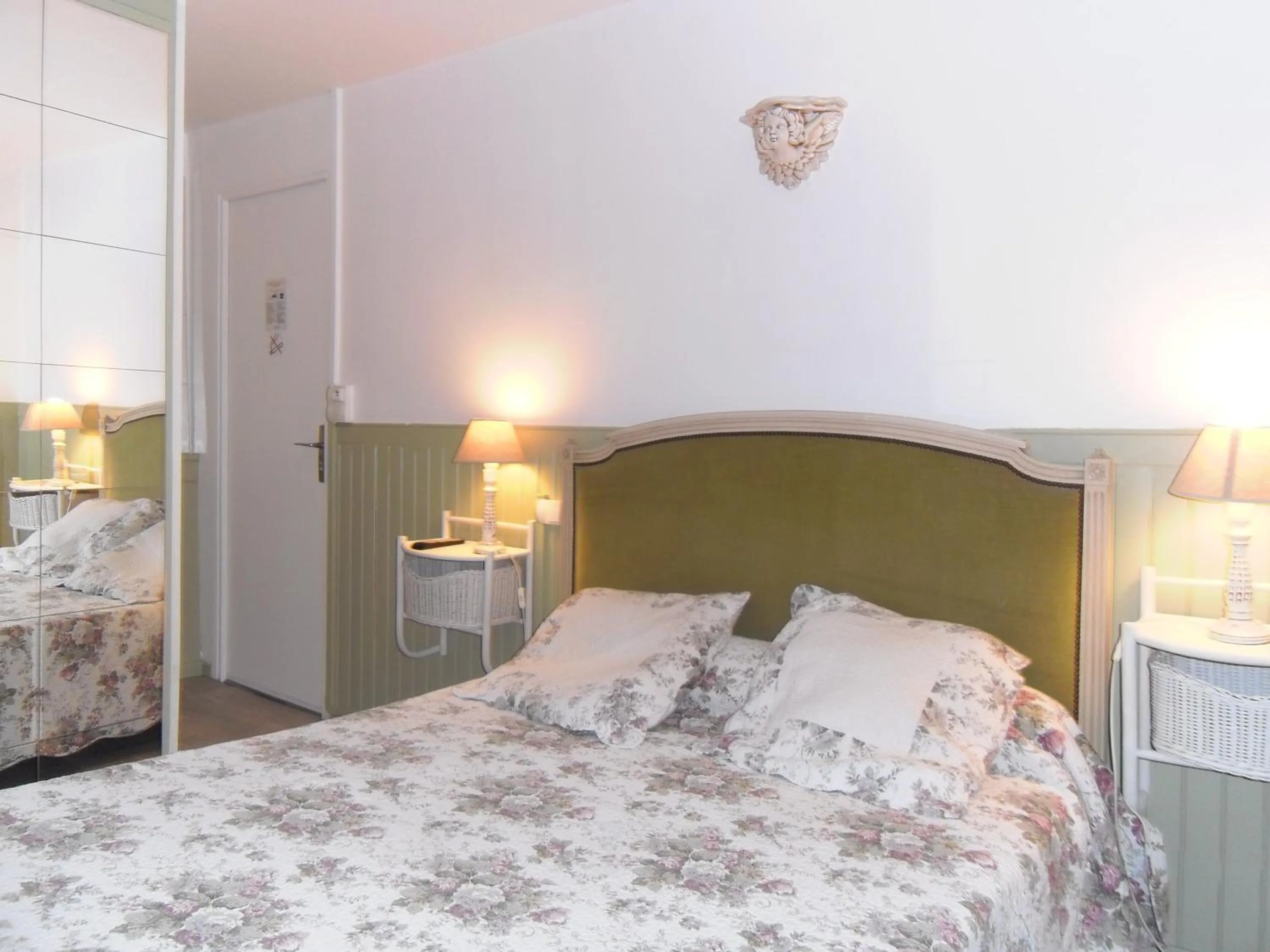 Photo of the whole room, Bed in Hôtel des Arceaux