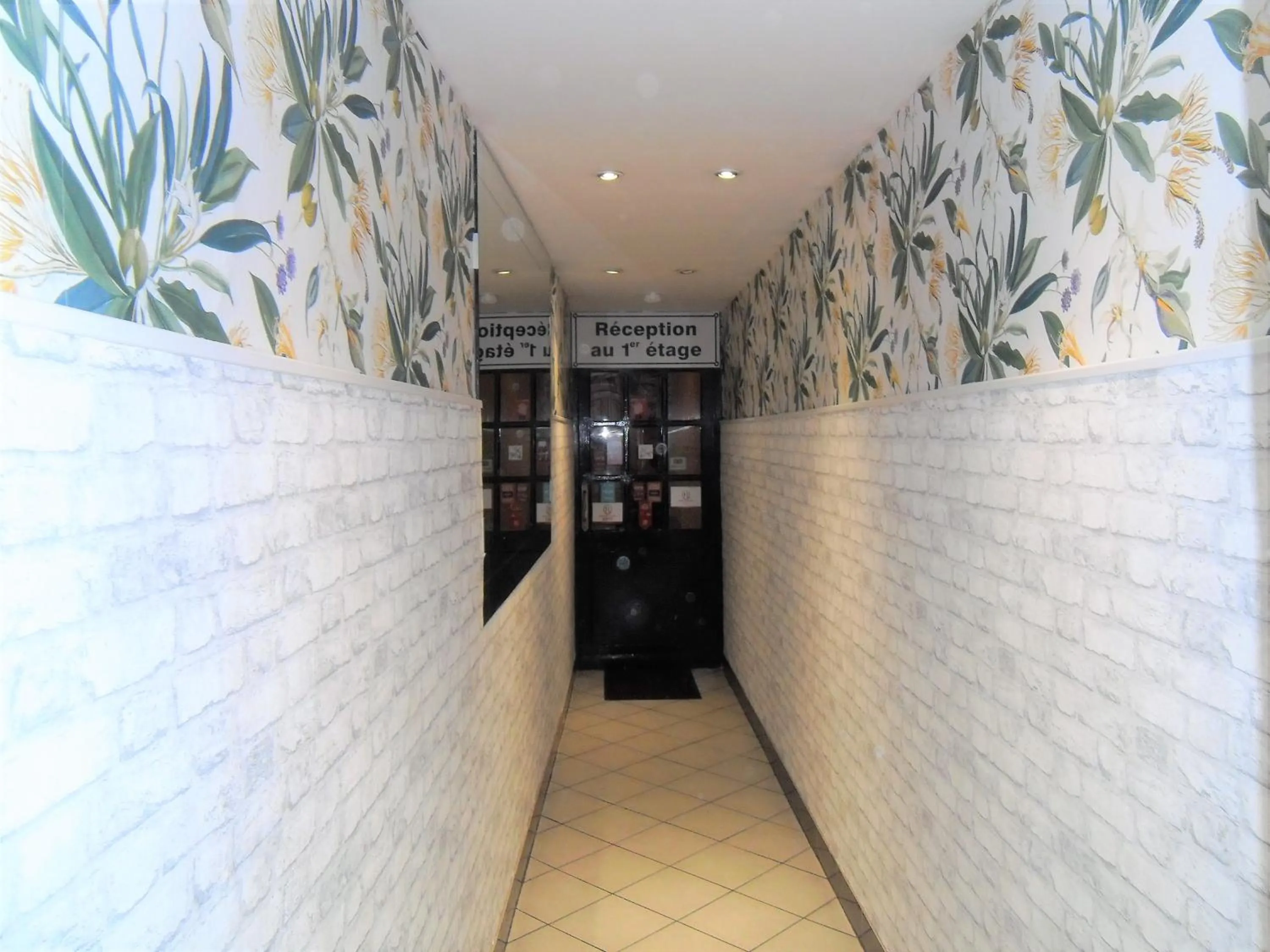 Facade/entrance in Hôtel des Arceaux