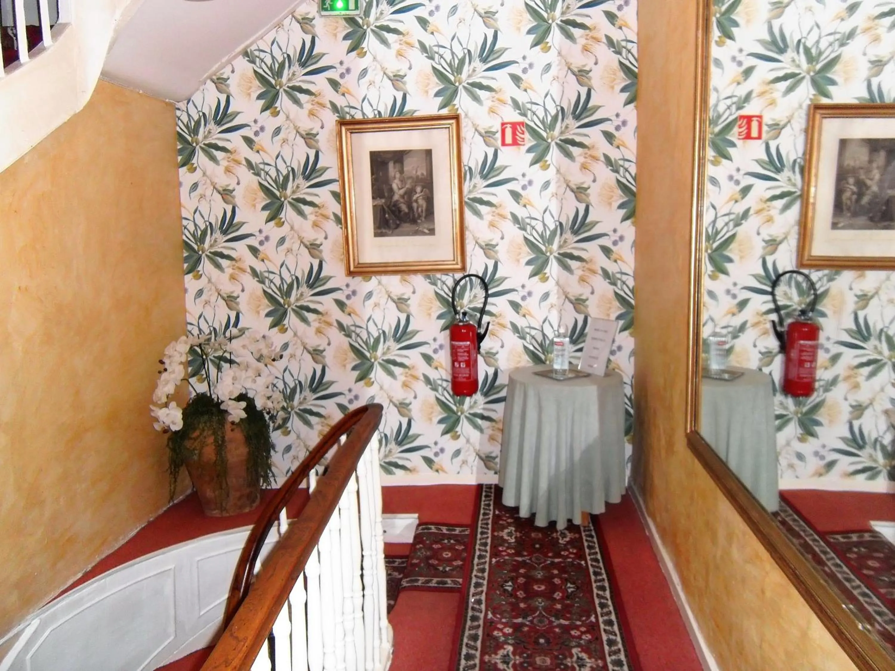 Facade/entrance in Hôtel des Arceaux