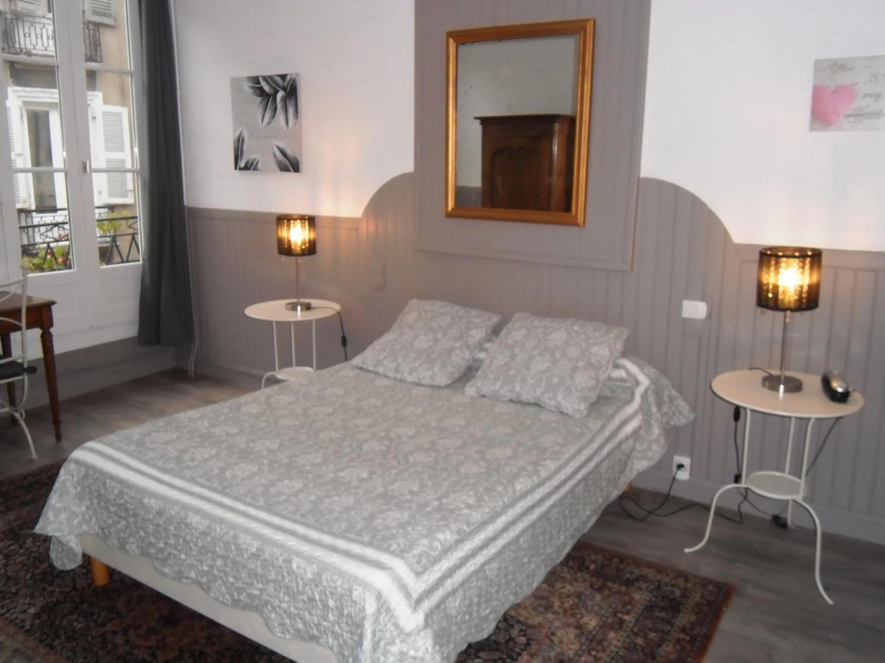 Photo of the whole room, Bed in Hôtel des Arceaux