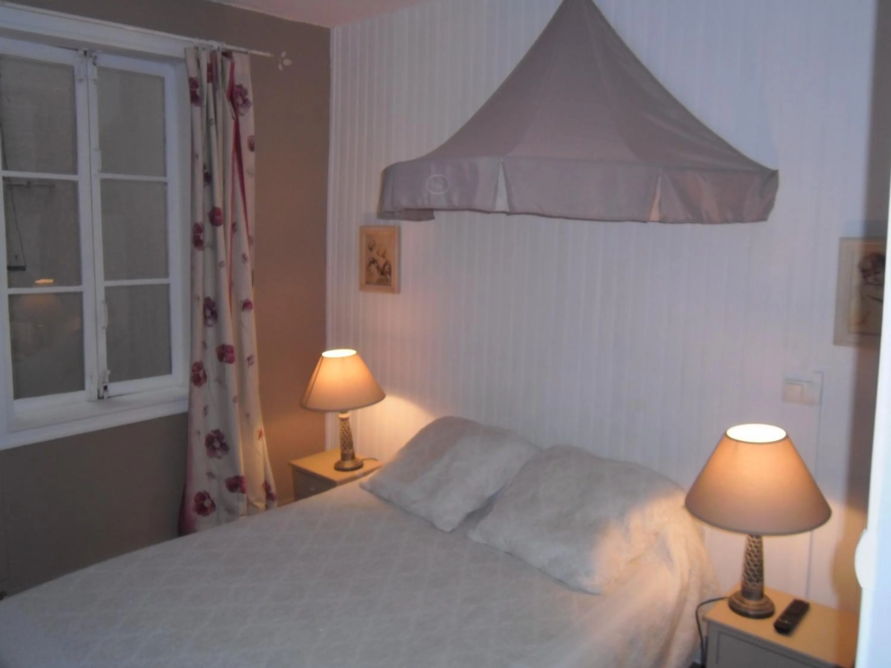 Photo of the whole room, Bed in Hôtel des Arceaux