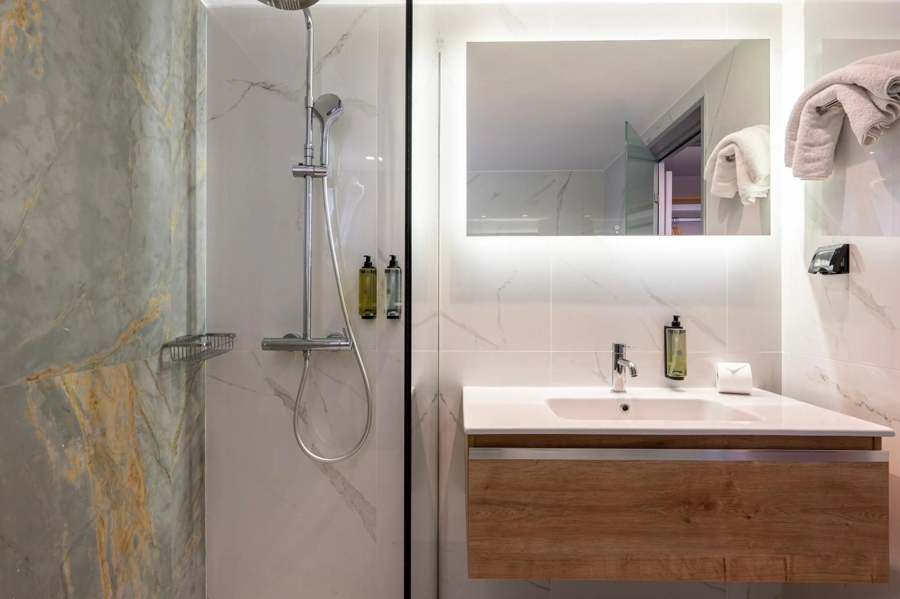 Shower in Athina Palace Resort & Spa