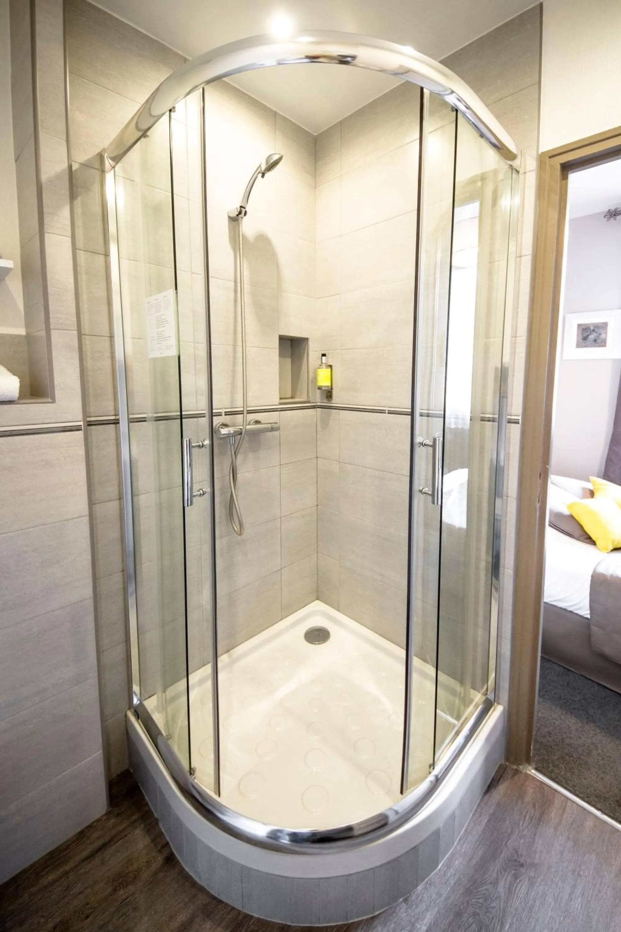 Shower in Hotel De La Pommeraie