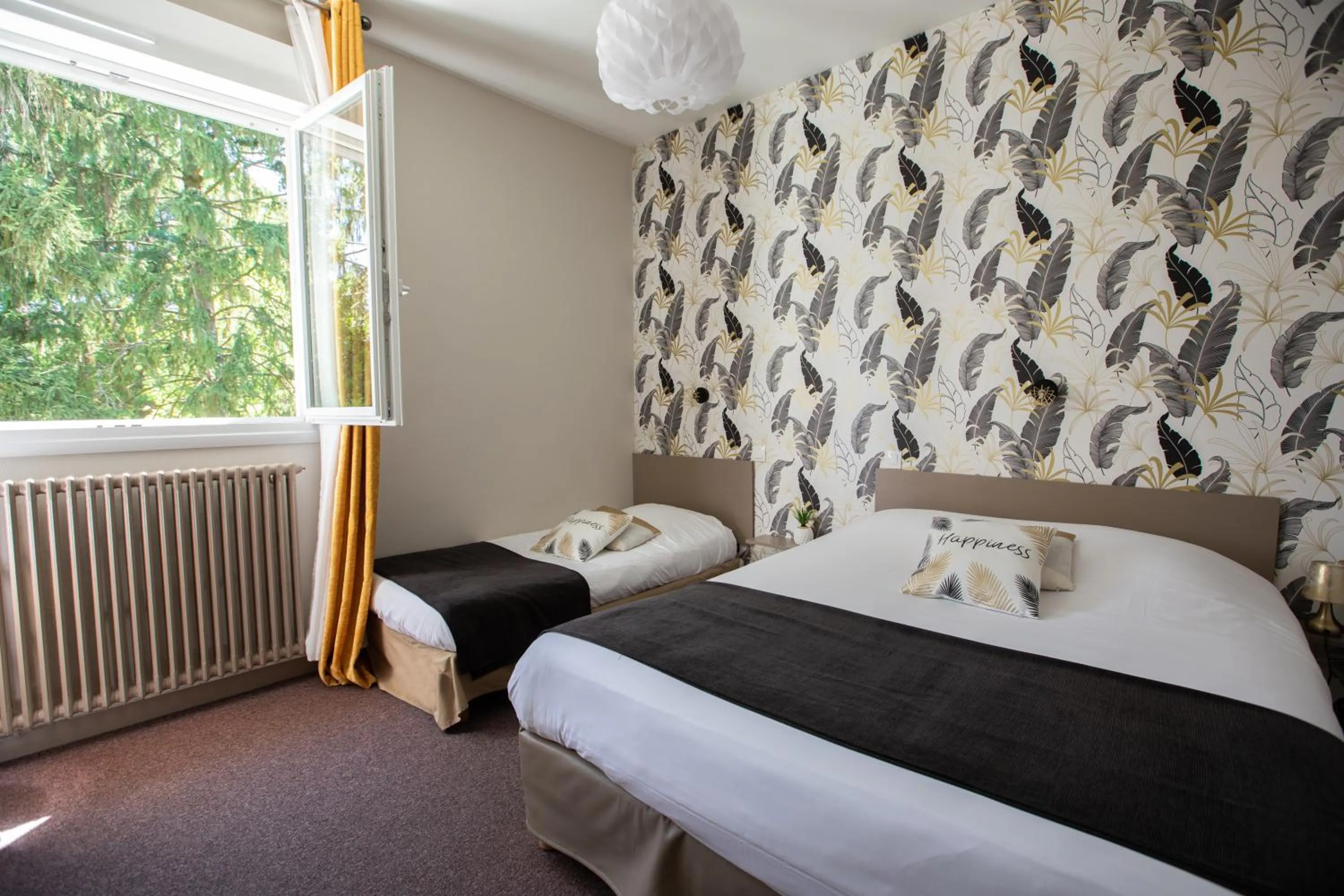 Photo of the whole room, Bed in Hotel De La Pommeraie