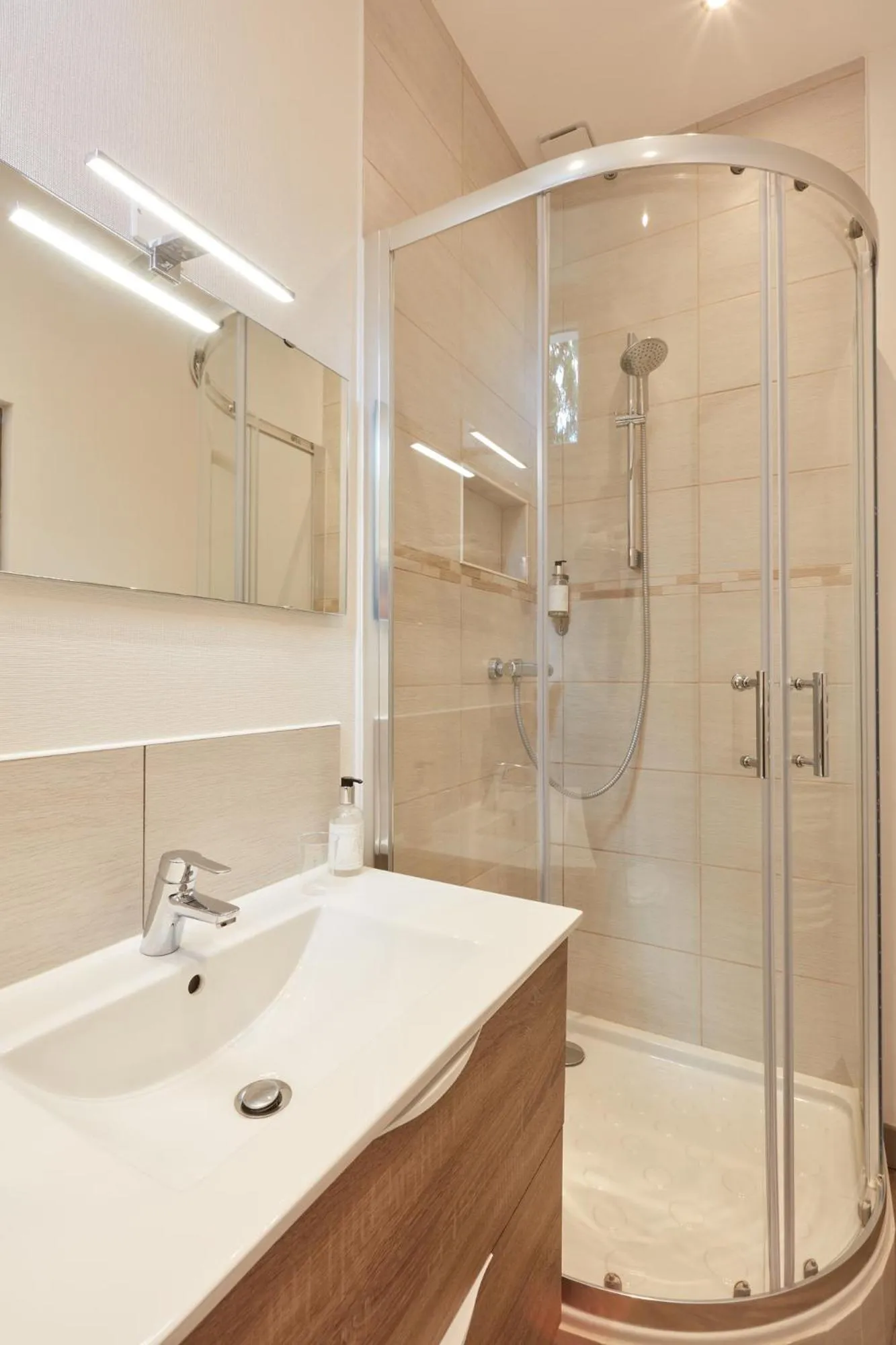 Shower in Hotel De La Pommeraie