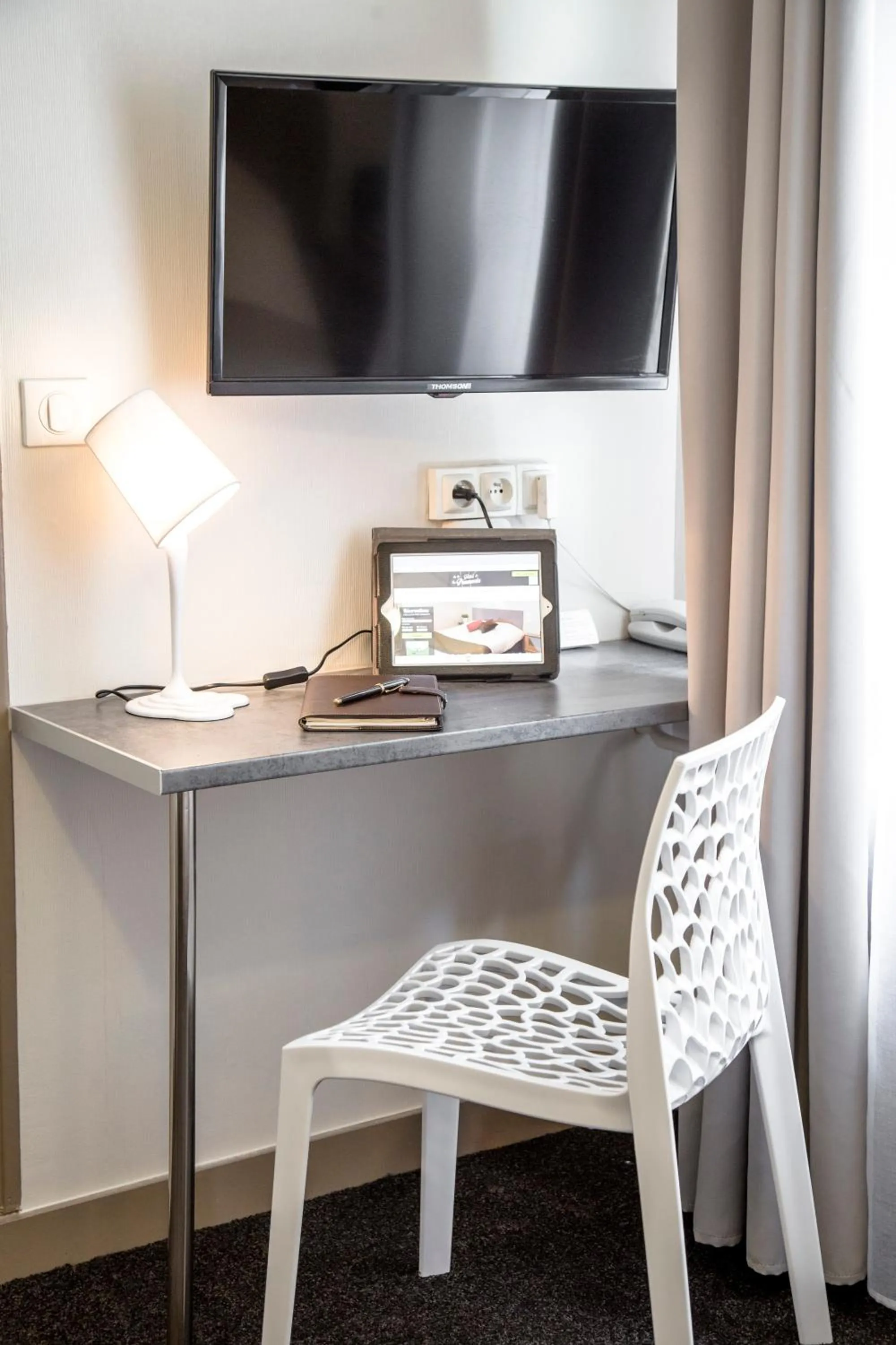 Bedroom in Hotel De La Pommeraie
