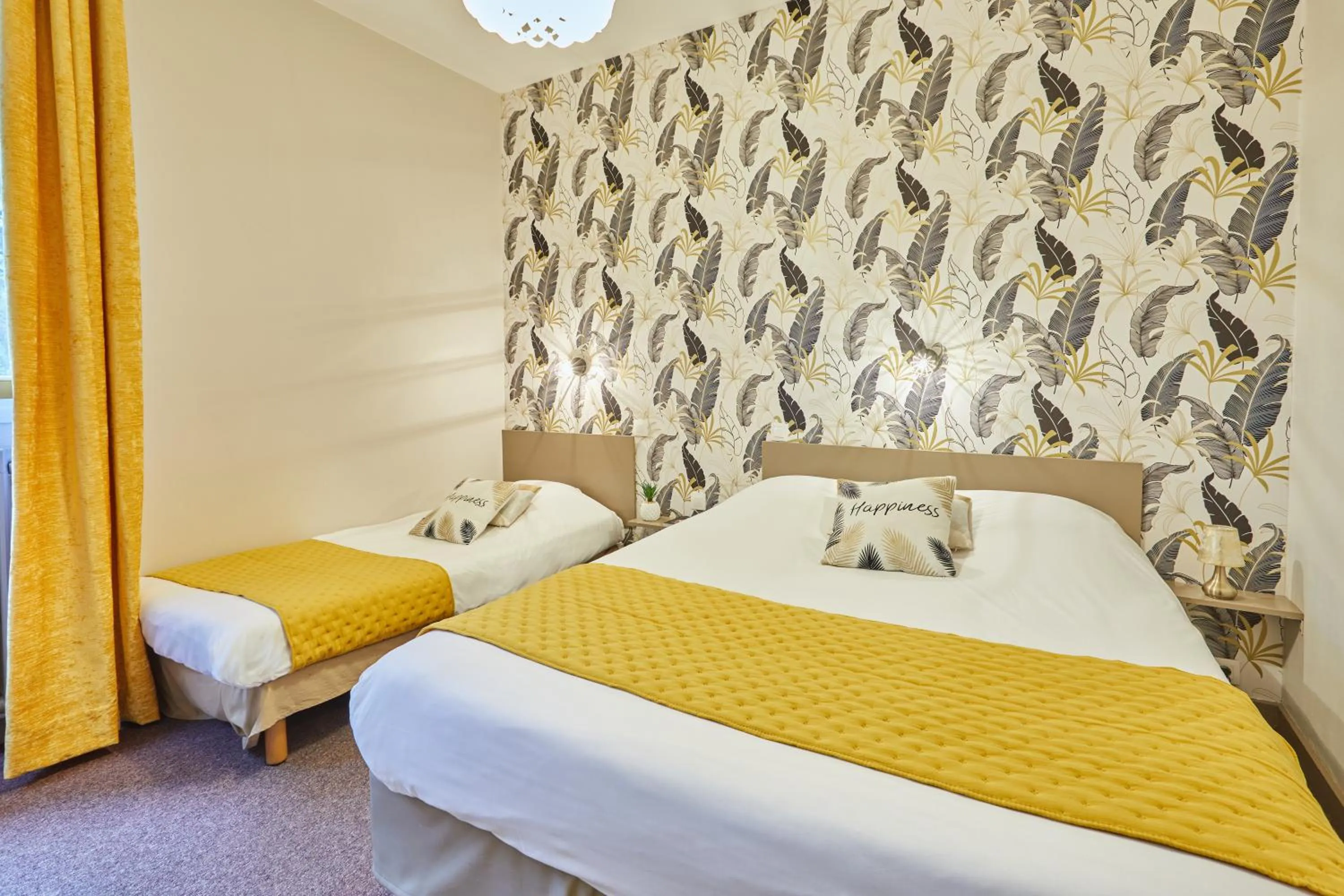 Property building, Bed in Hotel De La Pommeraie