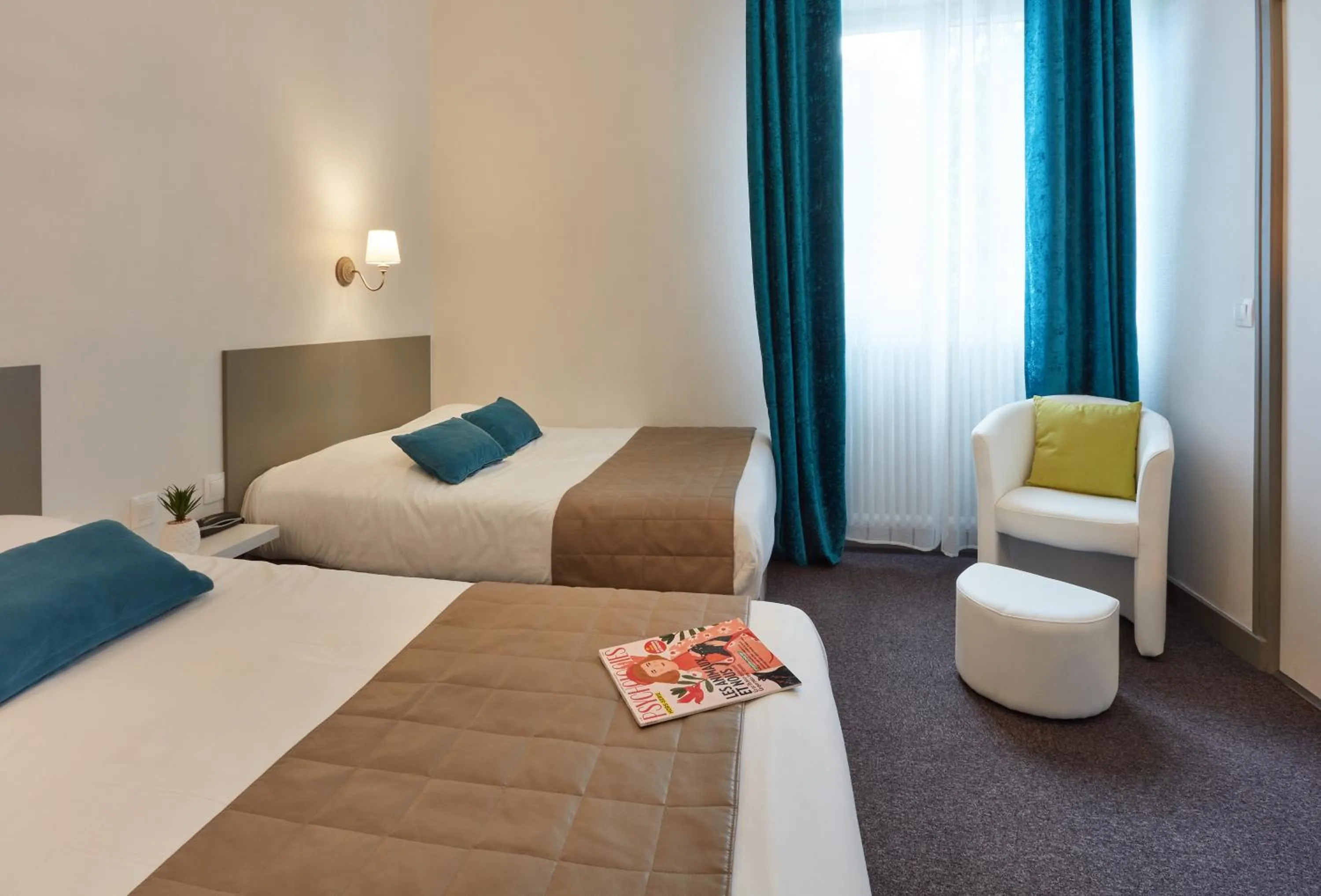 Photo of the whole room, Bed in Hotel De La Pommeraie