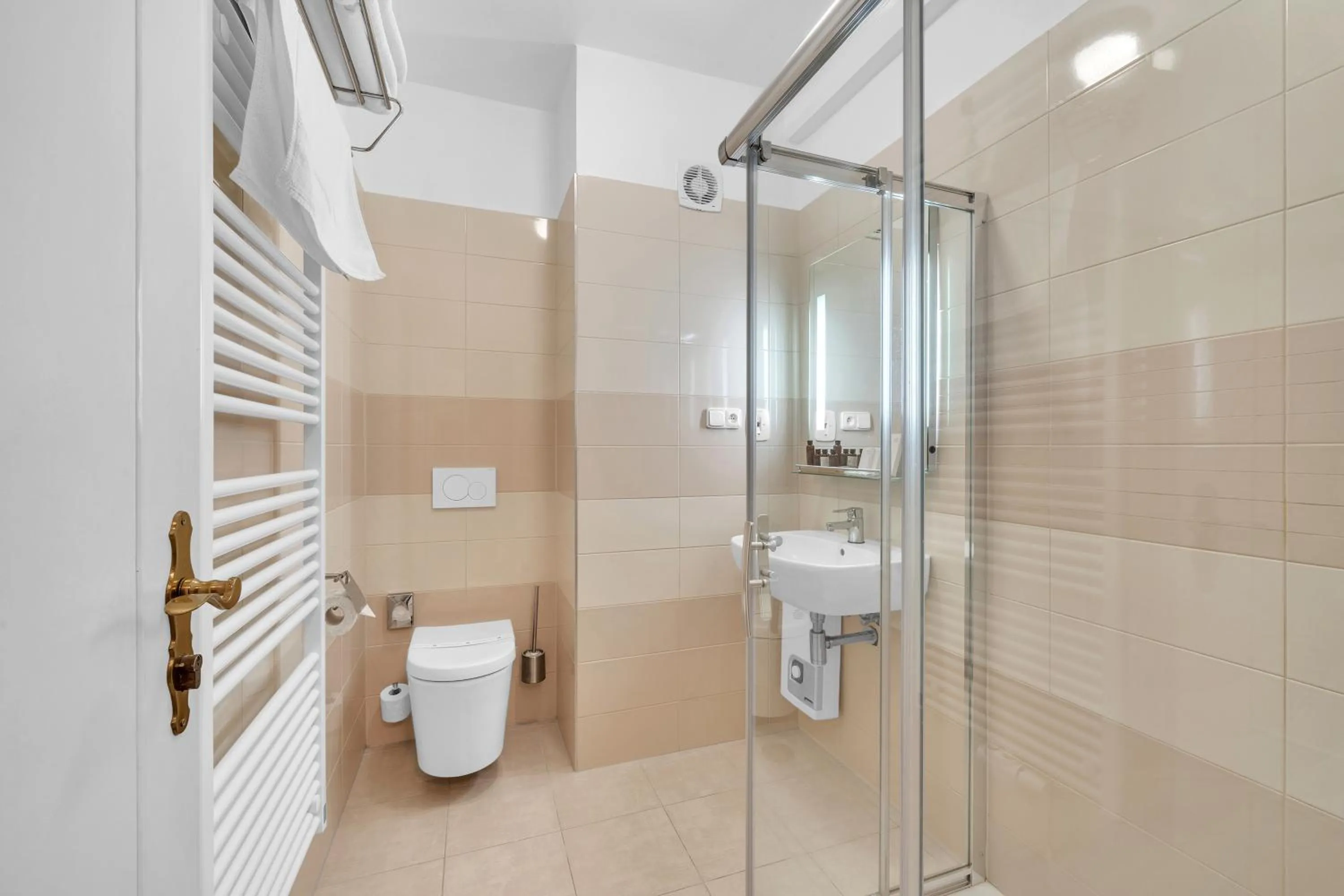 Shower in Hotel Nelly Kellys