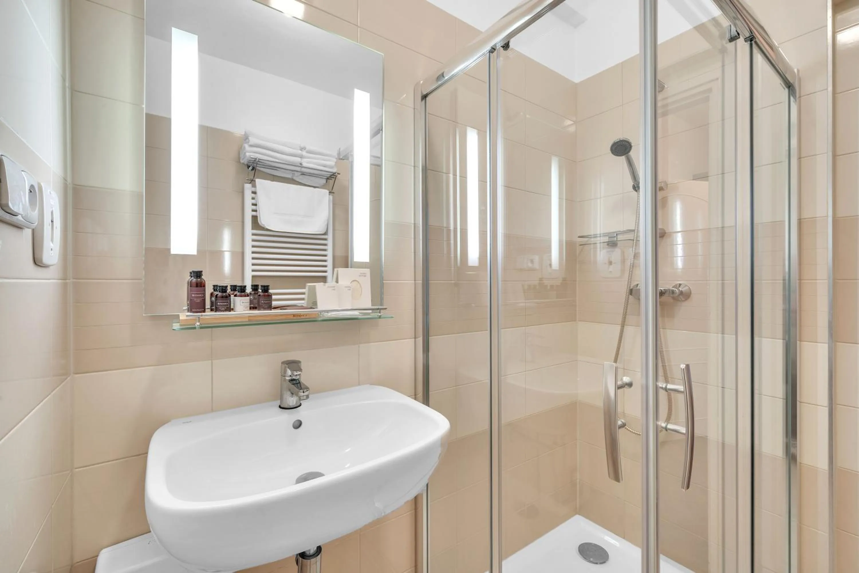 Shower in Hotel Nelly Kellys