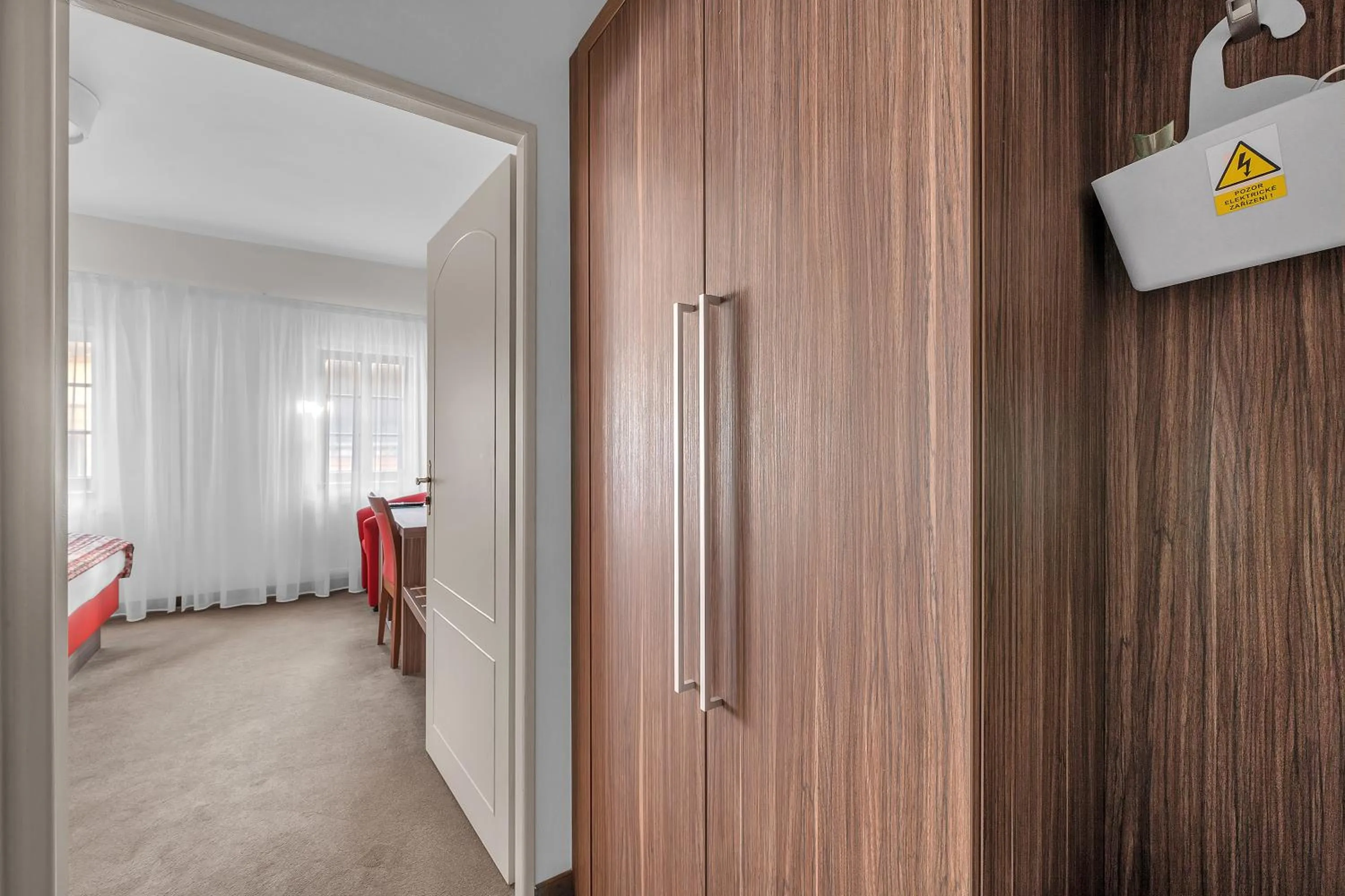 wardrobe in Hotel Nelly Kellys