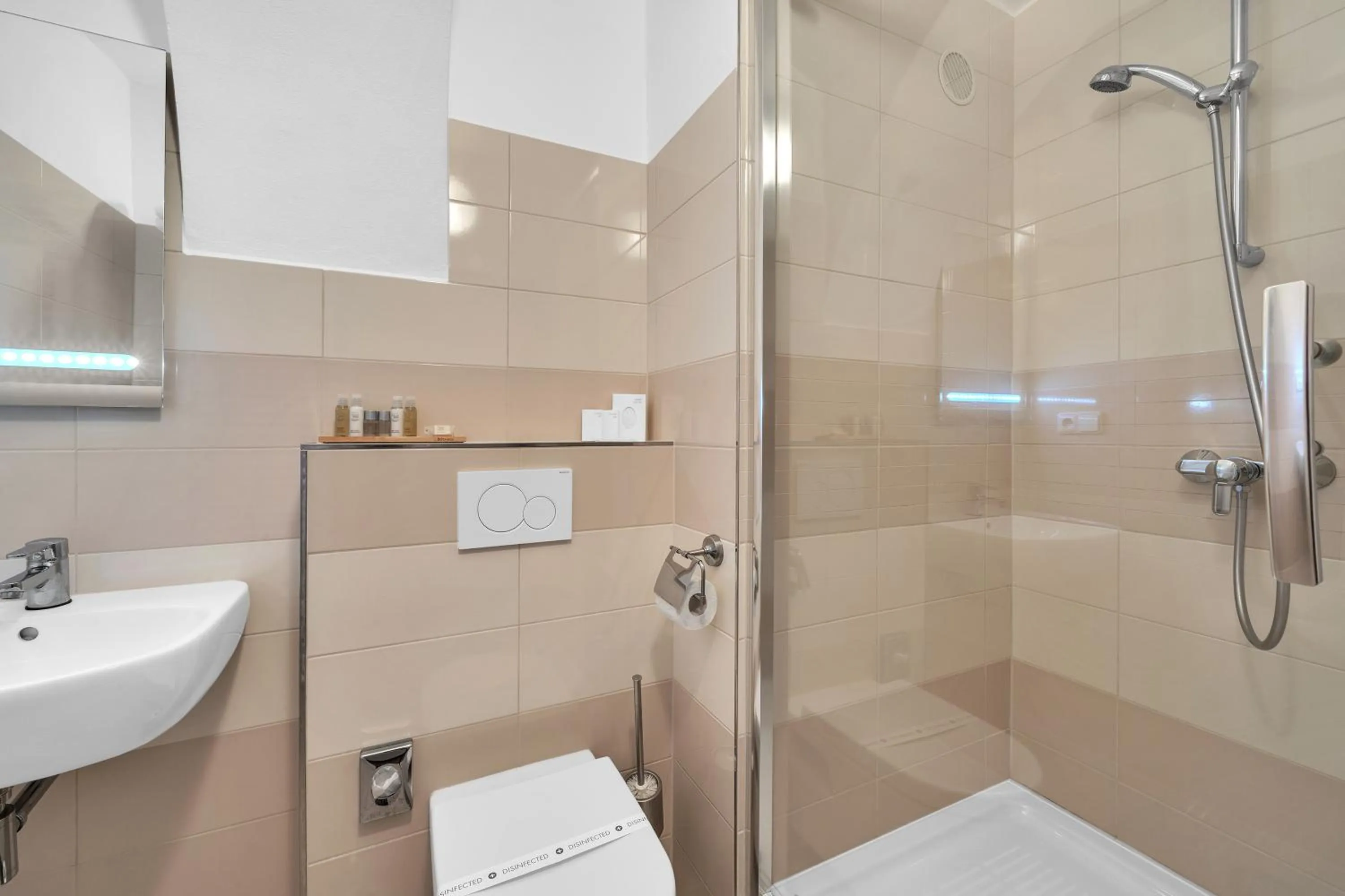 Shower in Hotel Nelly Kellys