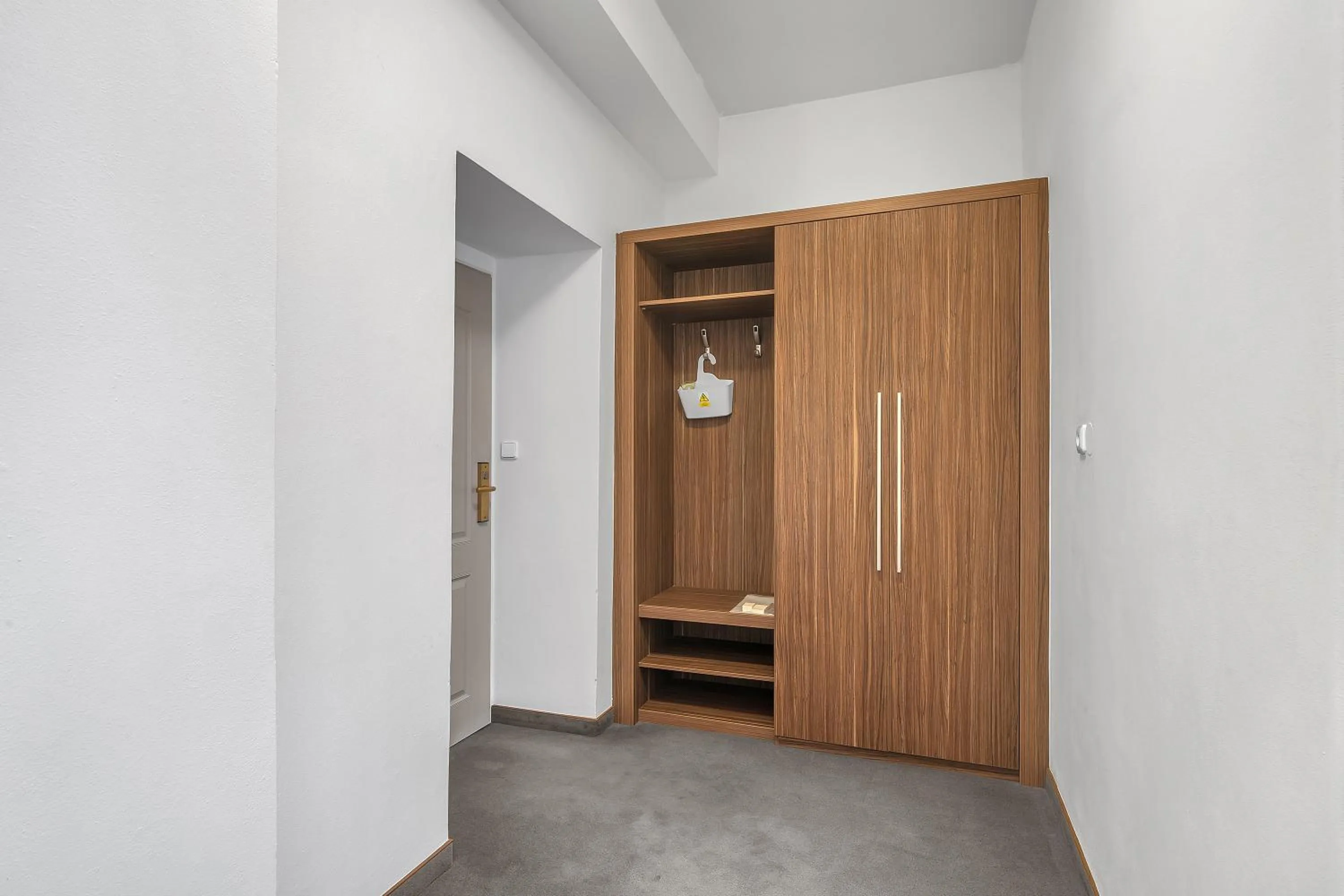 wardrobe in Hotel Nelly Kellys