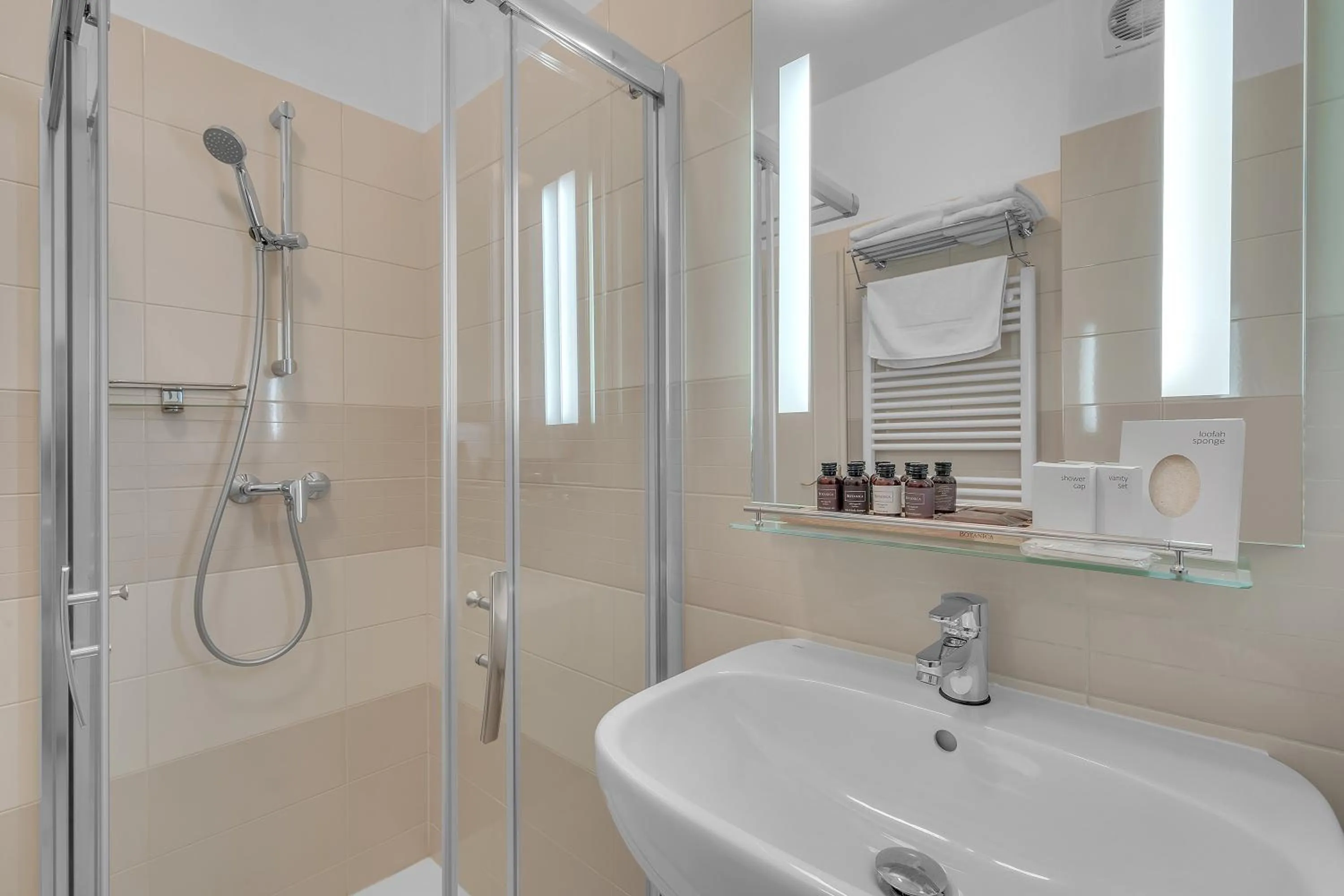 Shower in Hotel Nelly Kellys