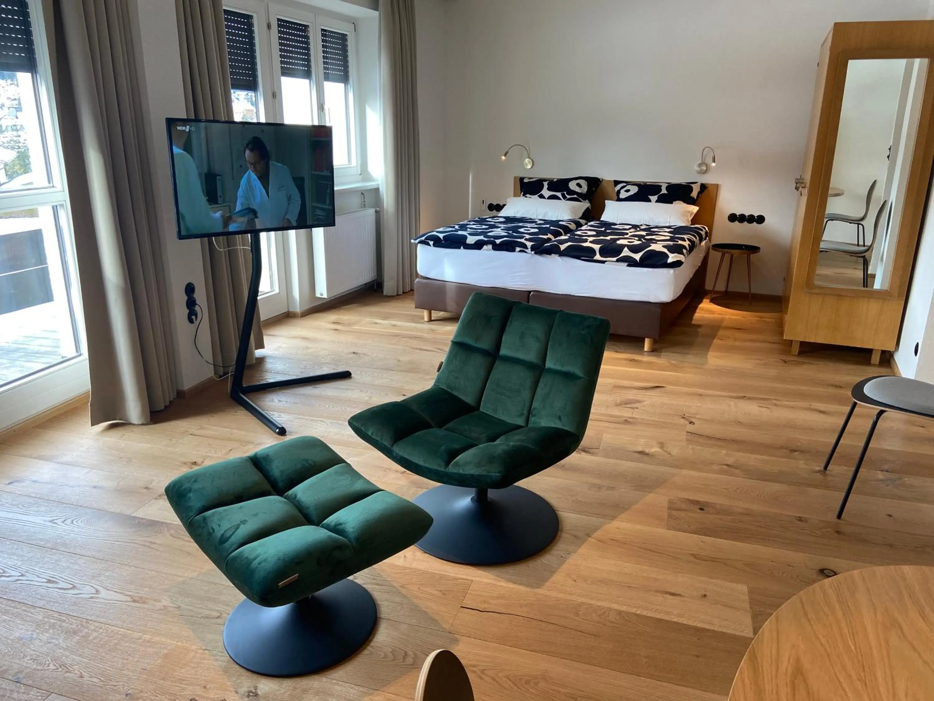 Living room, Bed in Hotel Berghof