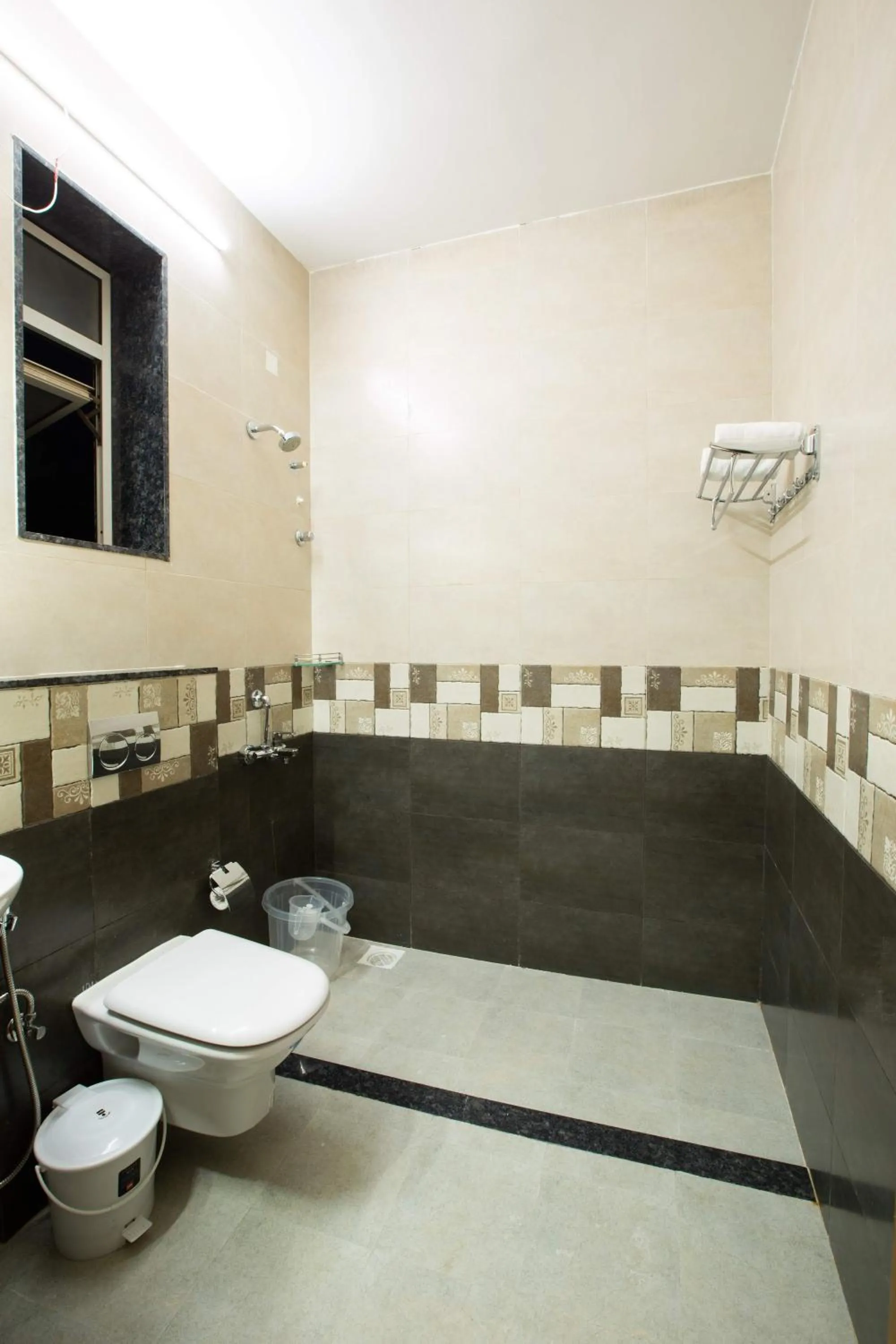 Shower in Tridiva Morjim 150 Meters to Morjim Beach