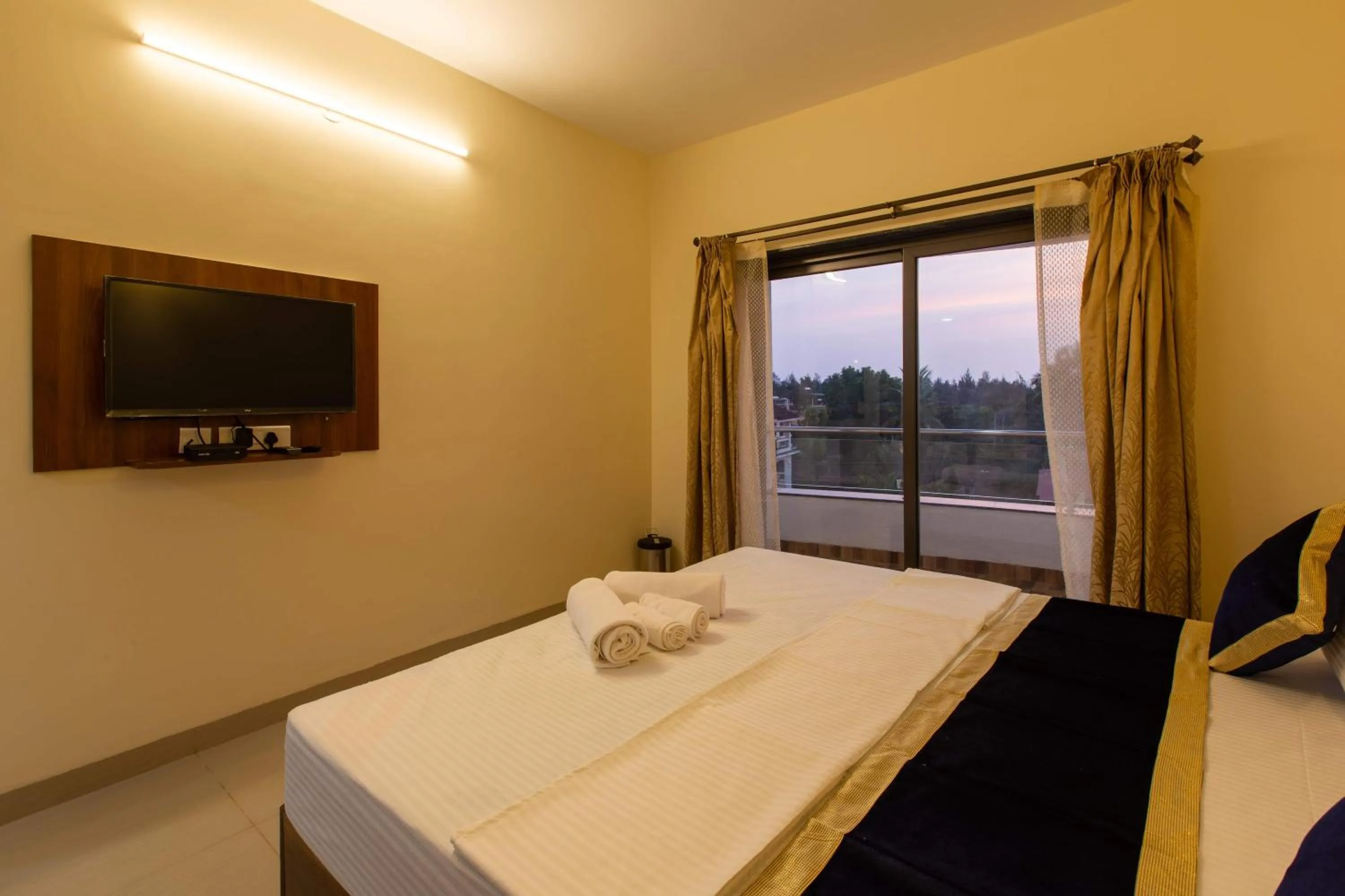 Balcony/Terrace, Bed in Tridiva Morjim 150 Meters to Morjim Beach