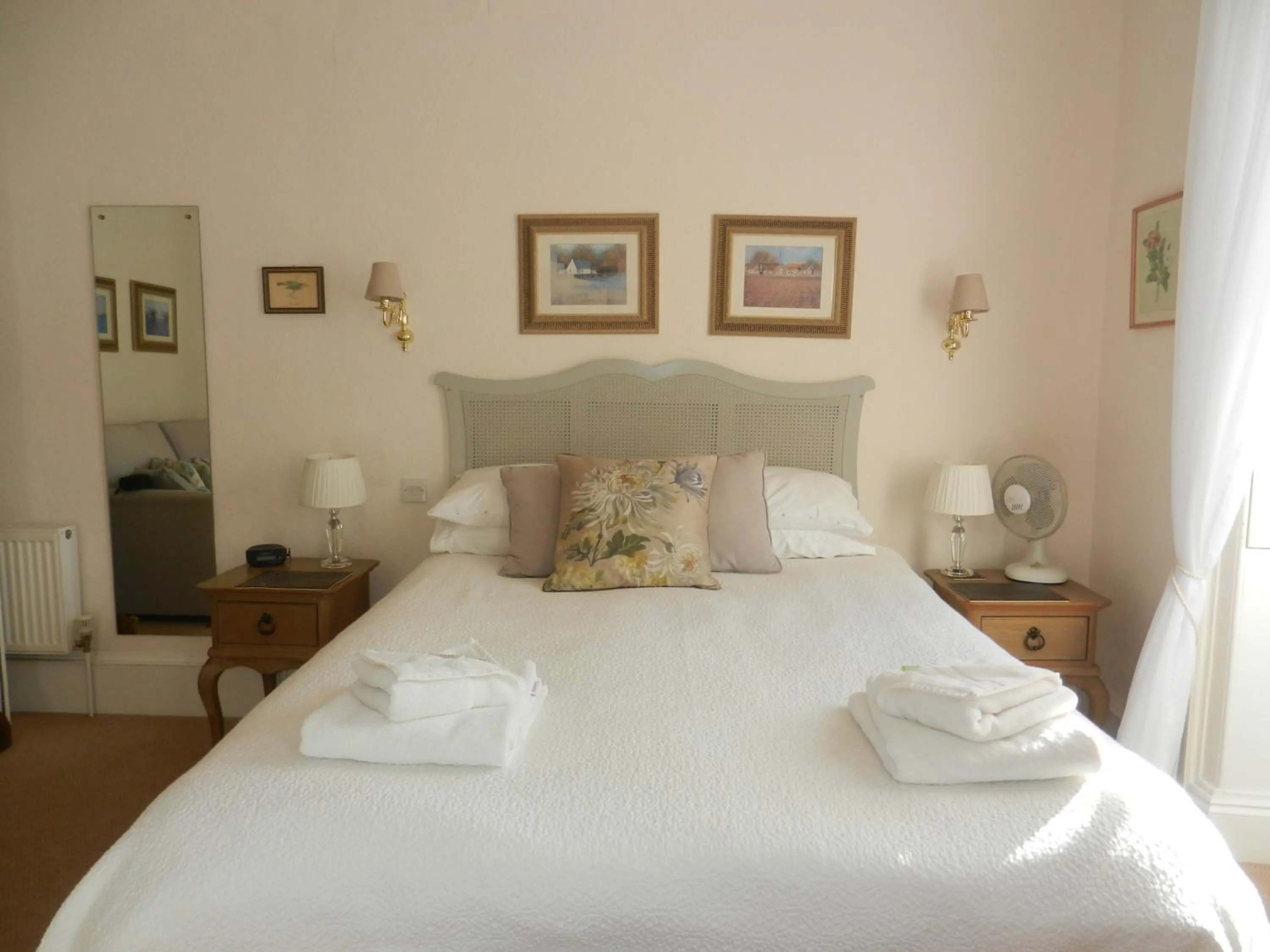 Bedroom, Bed in Brocks