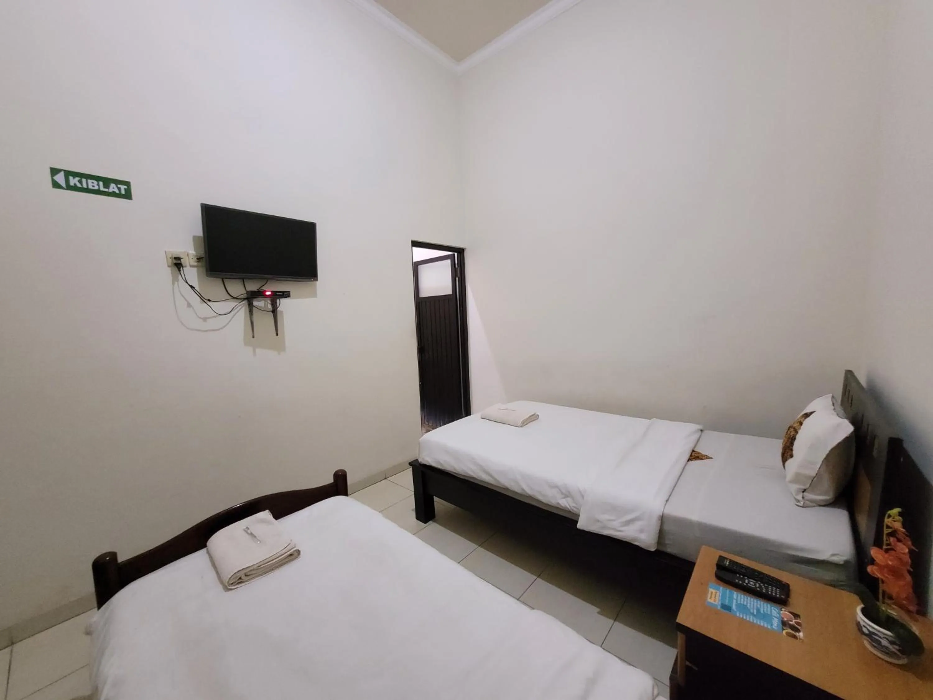 Photo of the whole room in Ndalem Katong Guest House Ponorogo