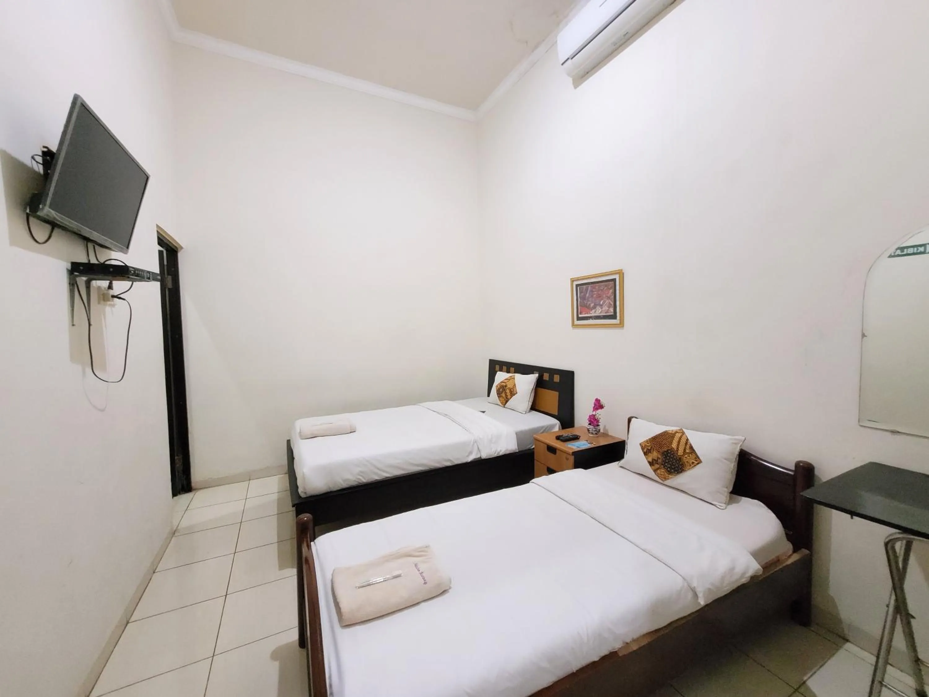 Photo of the whole room in Ndalem Katong Guest House Ponorogo