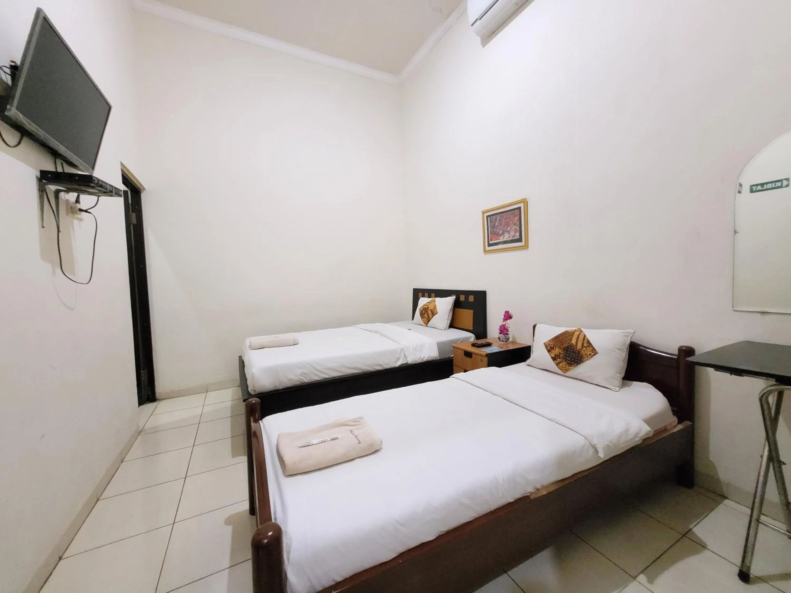 Photo of the whole room in Ndalem Katong Guest House Ponorogo