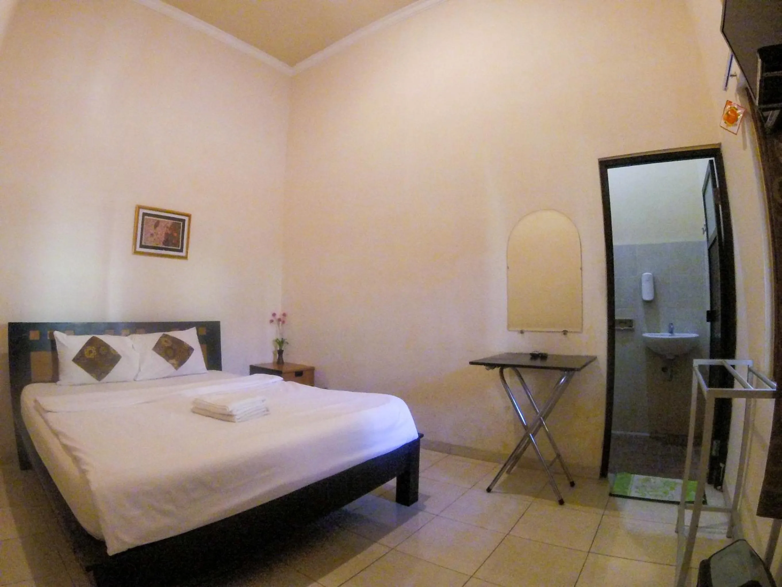 Bed in Ndalem Katong Guest House Ponorogo