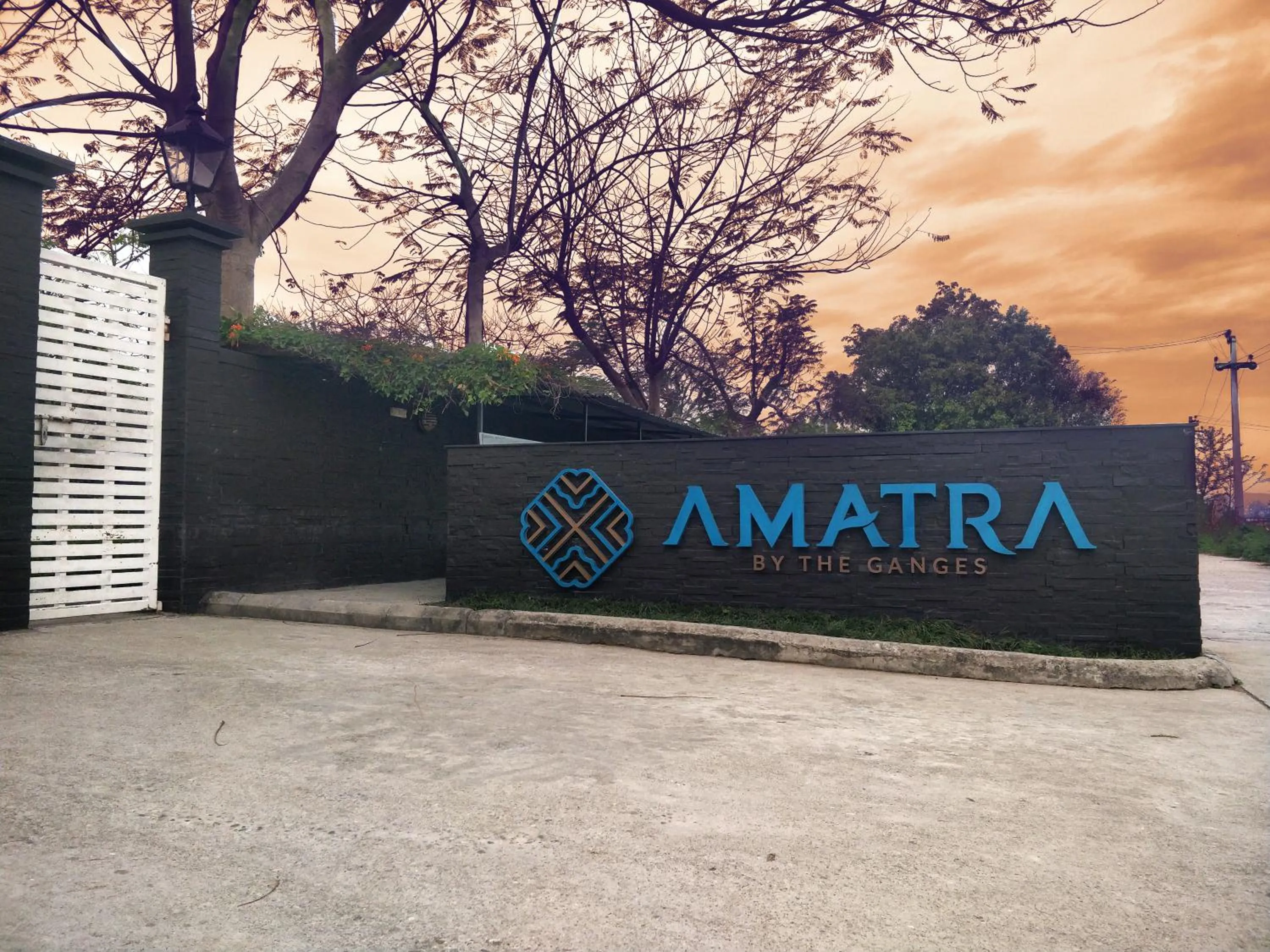 Facade/entrance in Amatra By The Ganges
