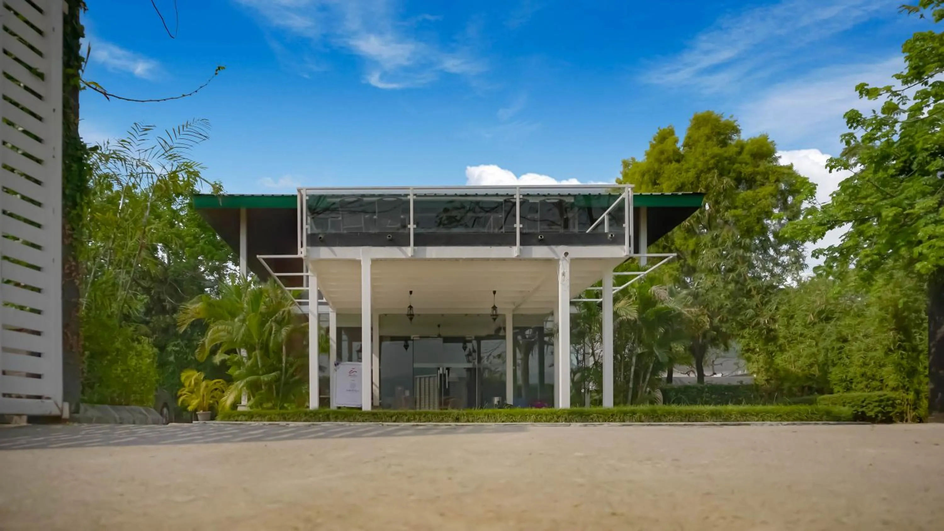 Facade/entrance in Amatra By The Ganges