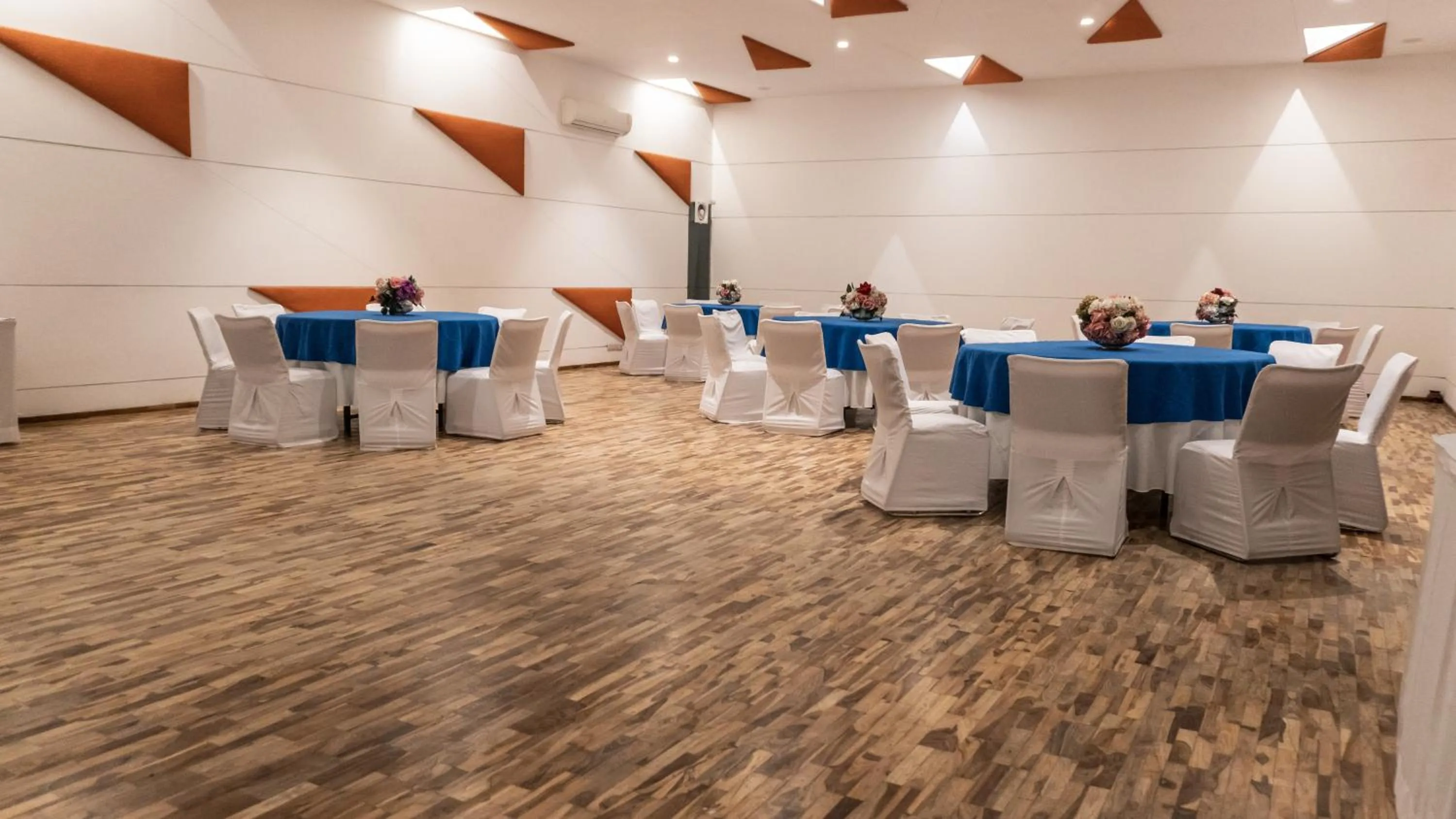 Business facilities in Amatra By The Ganges