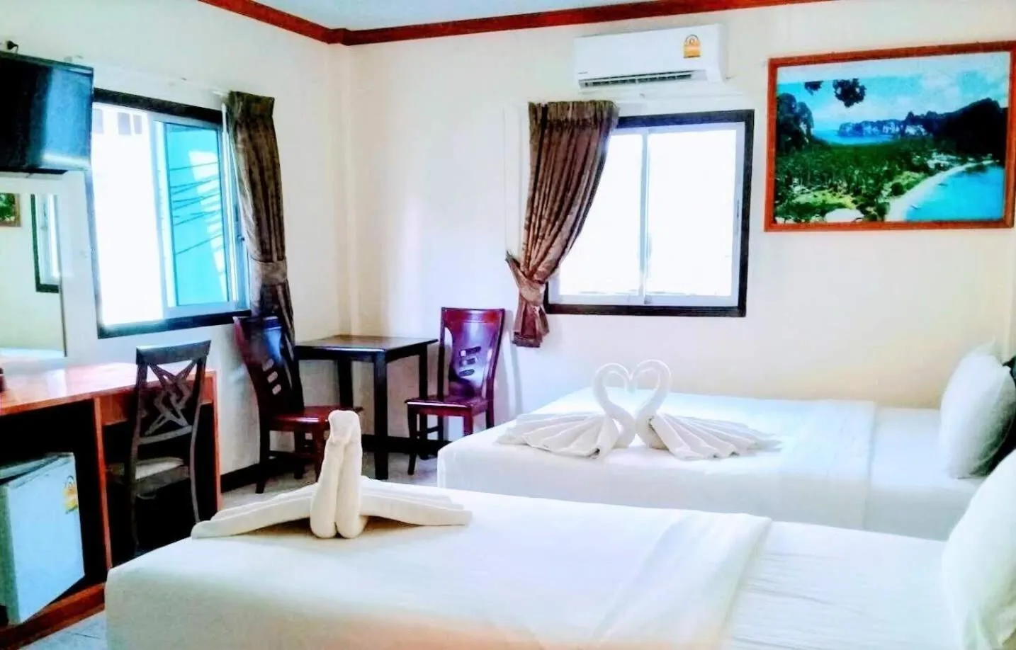 Photo of the whole room, Bed in Golden Bee PhiPhi